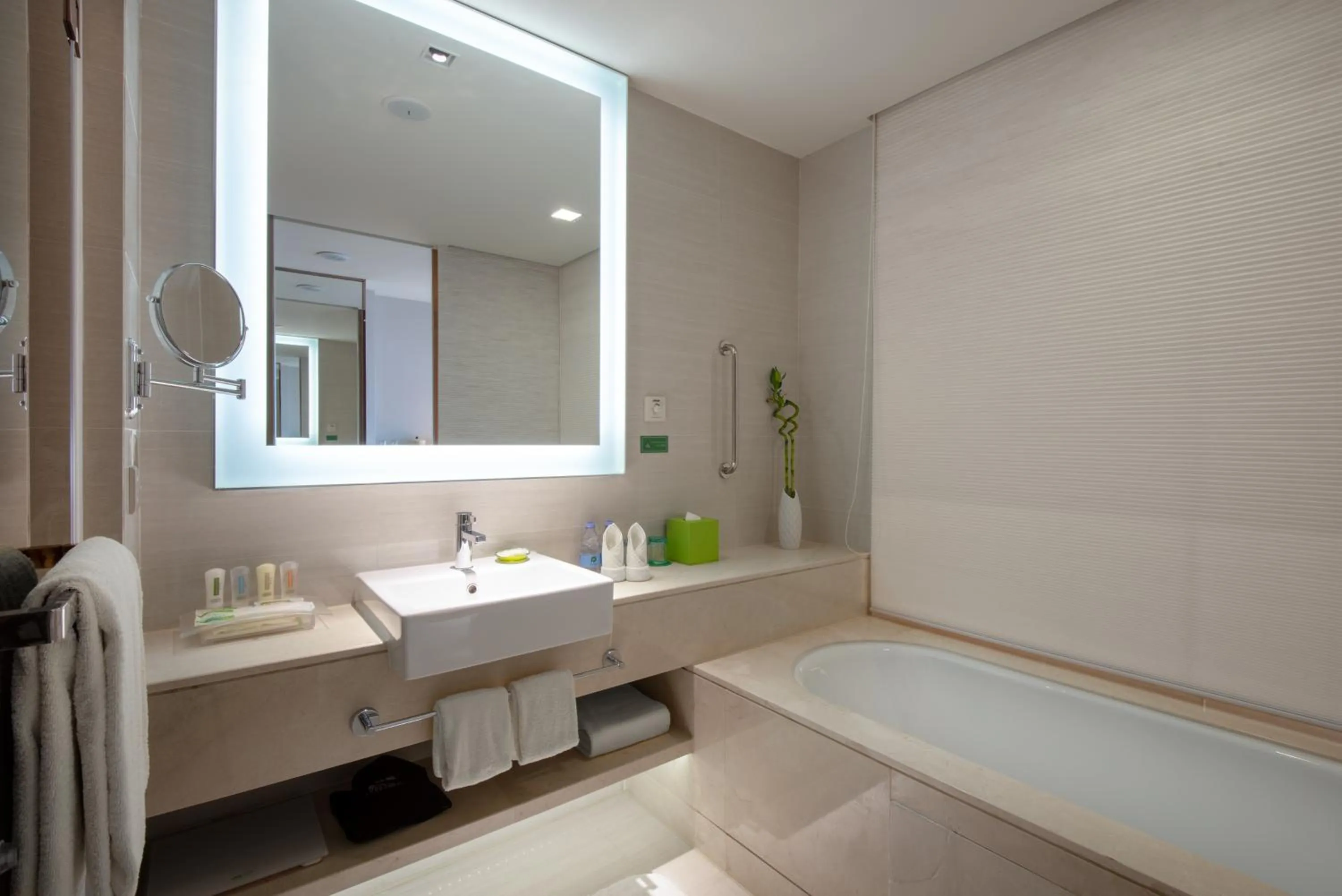 Bathroom in Junluxe Hotel Guangzhou Science City-Free Shuttle Bus Service to Guangzhou Canton Fair