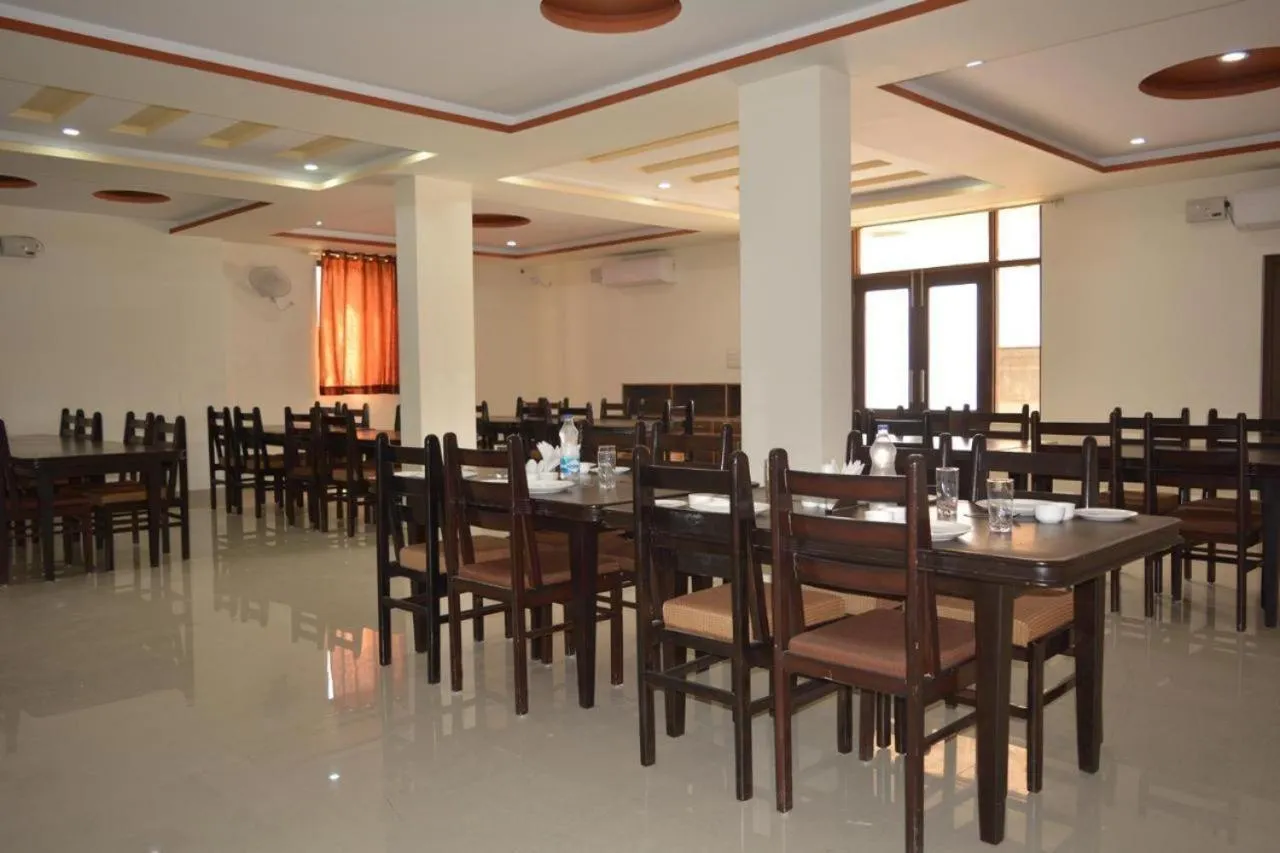 Restaurant/places to eat in Meera Valley Resort By Nexottel