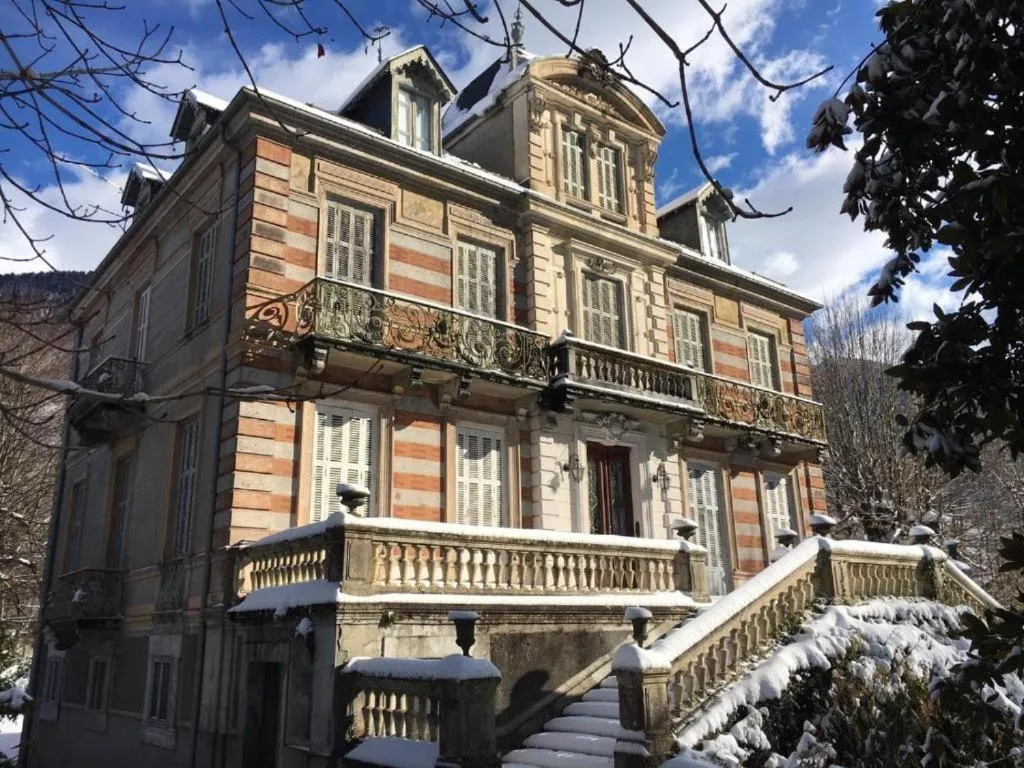 Property building in Villa du Lys