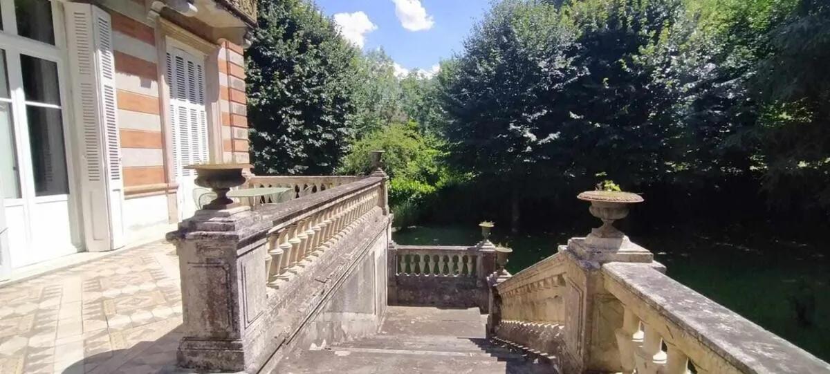 Property building in Villa du Lys