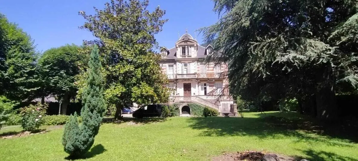Property building in Villa du Lys