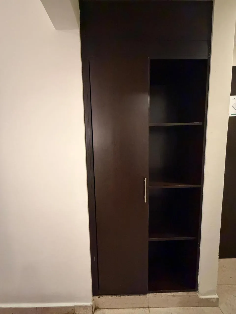 wardrobe in Miaad Al Majd Hotel