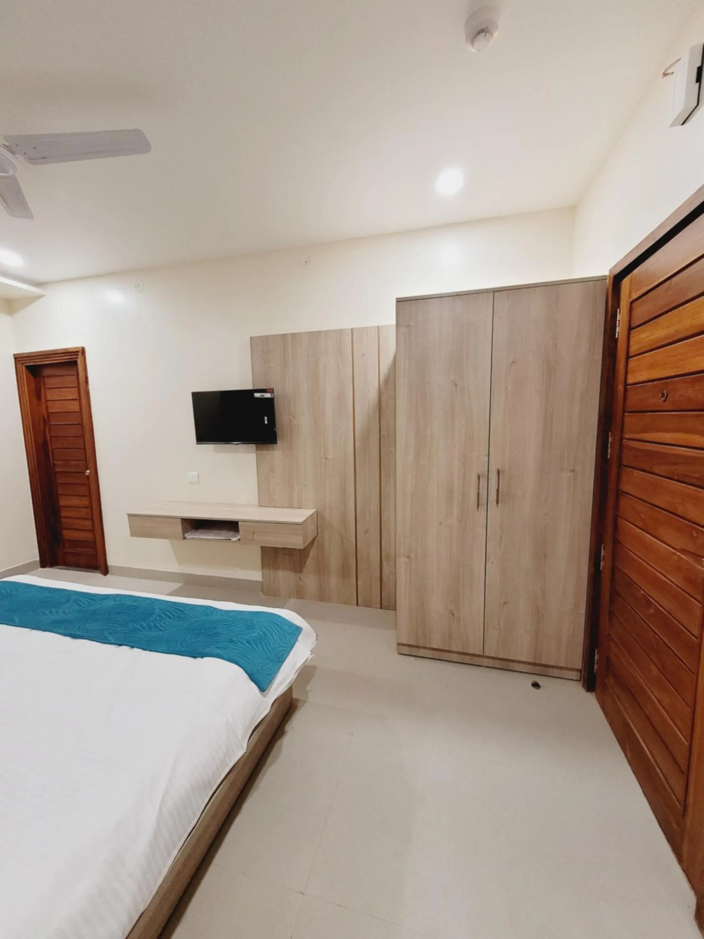 TV and multimedia, Bed in Hotel Ananda Kashi