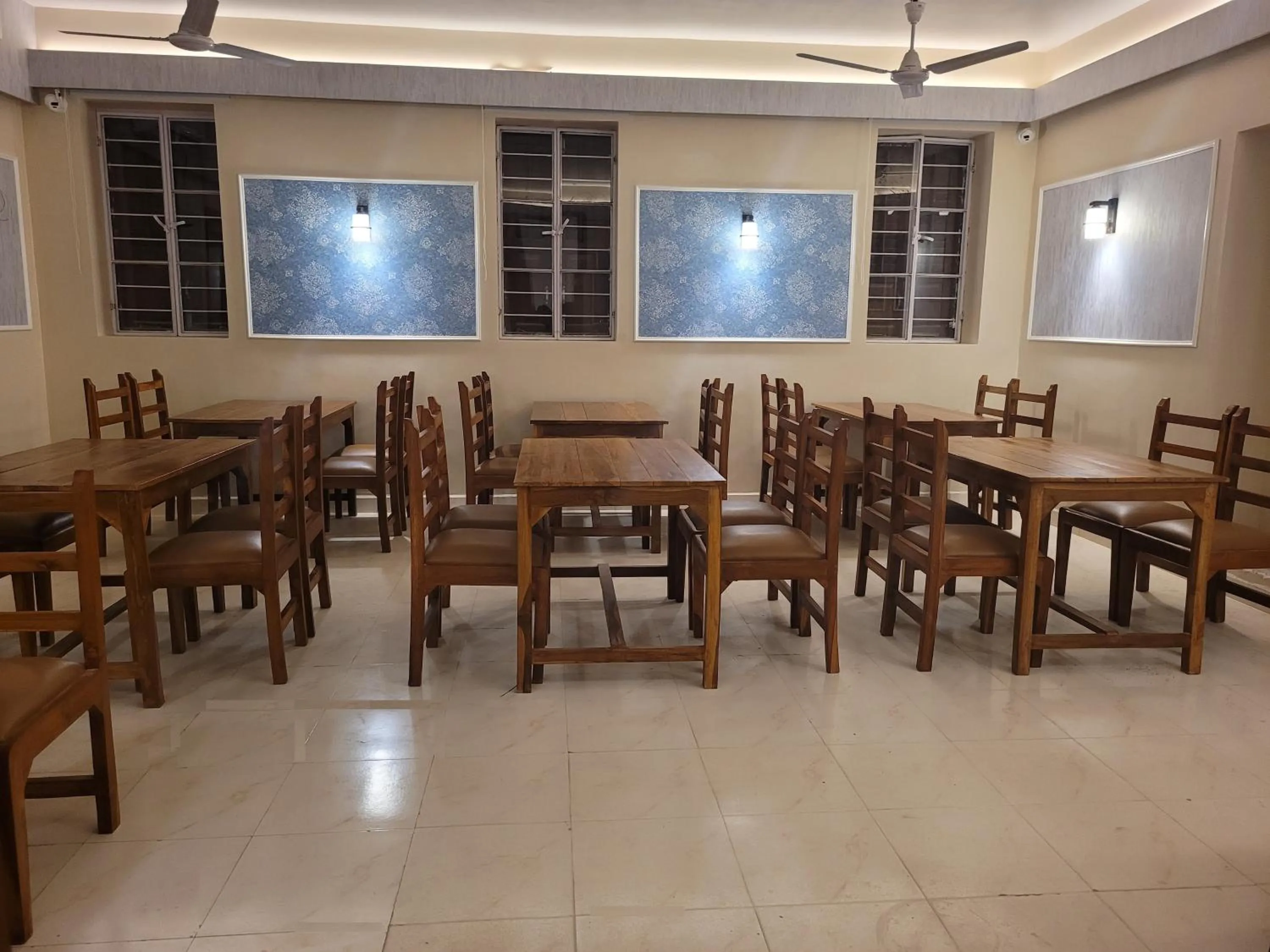 Restaurant/places to eat in Hotel Ananda Kashi
