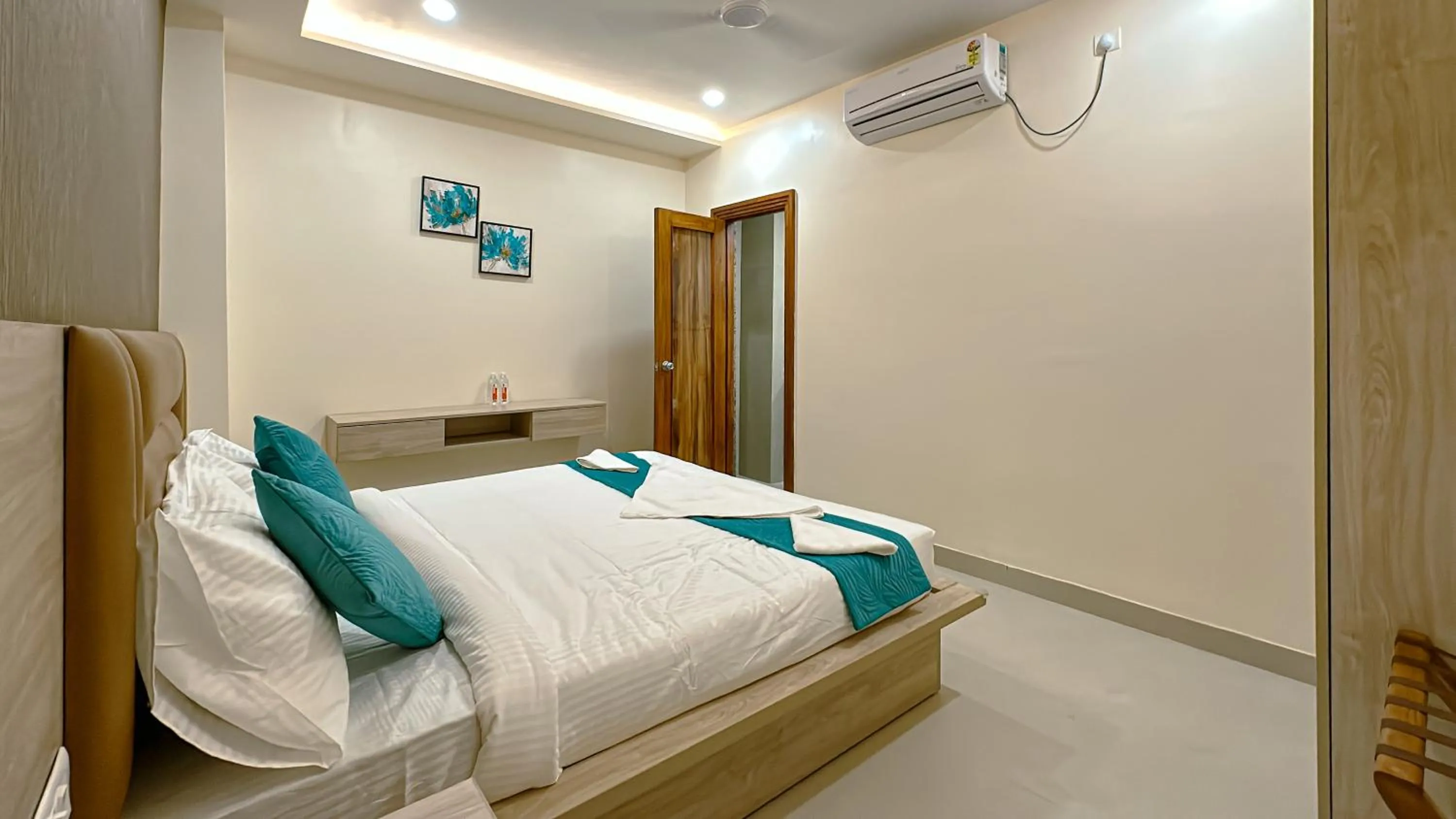 Bed in Hotel Ananda Kashi