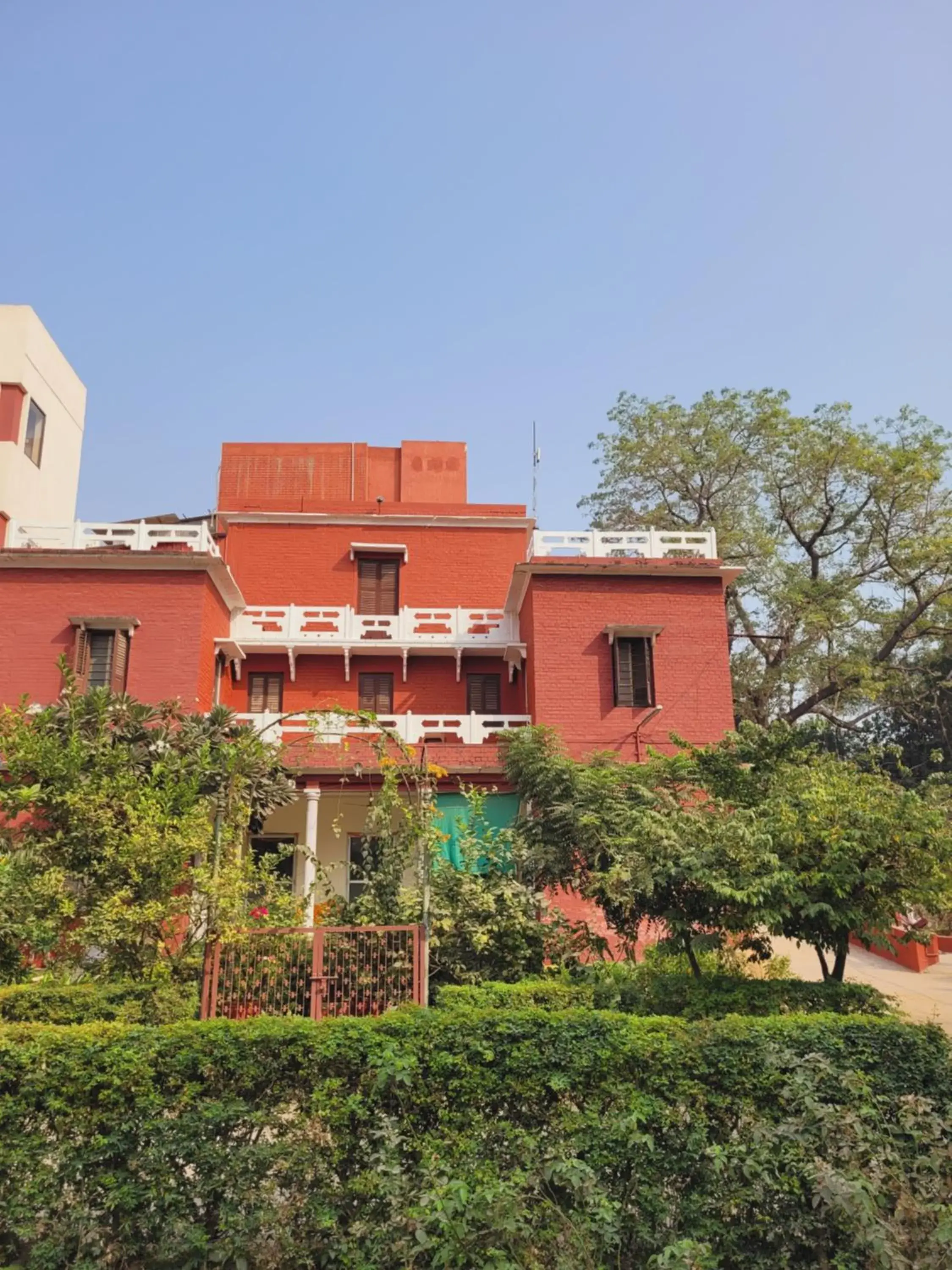 Facade/entrance in Hotel Ananda Kashi Facade/entrance in Hotel Ananda Kashi