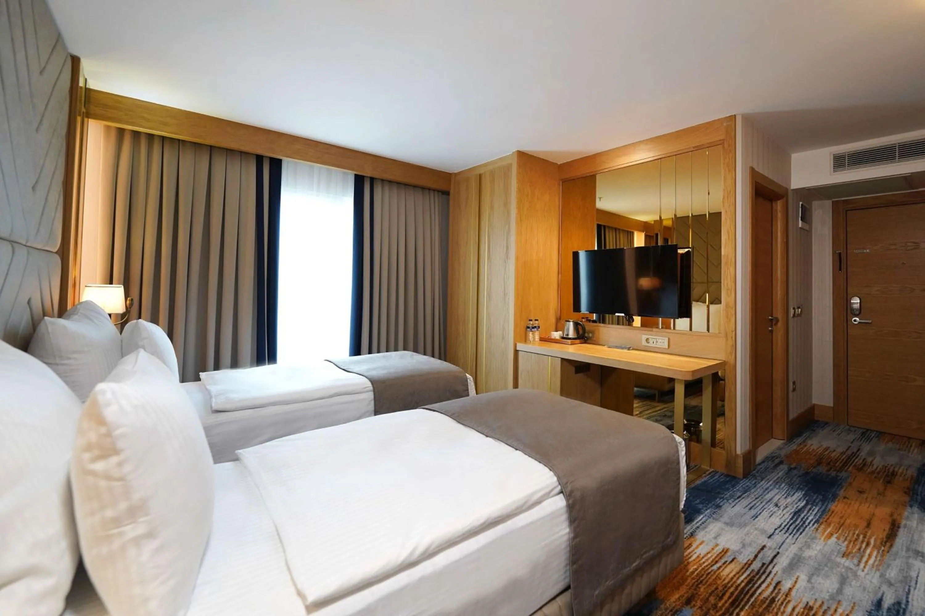 Photo of the whole room, Bed in Days Inn by Wyndham Istanbul Bomonti