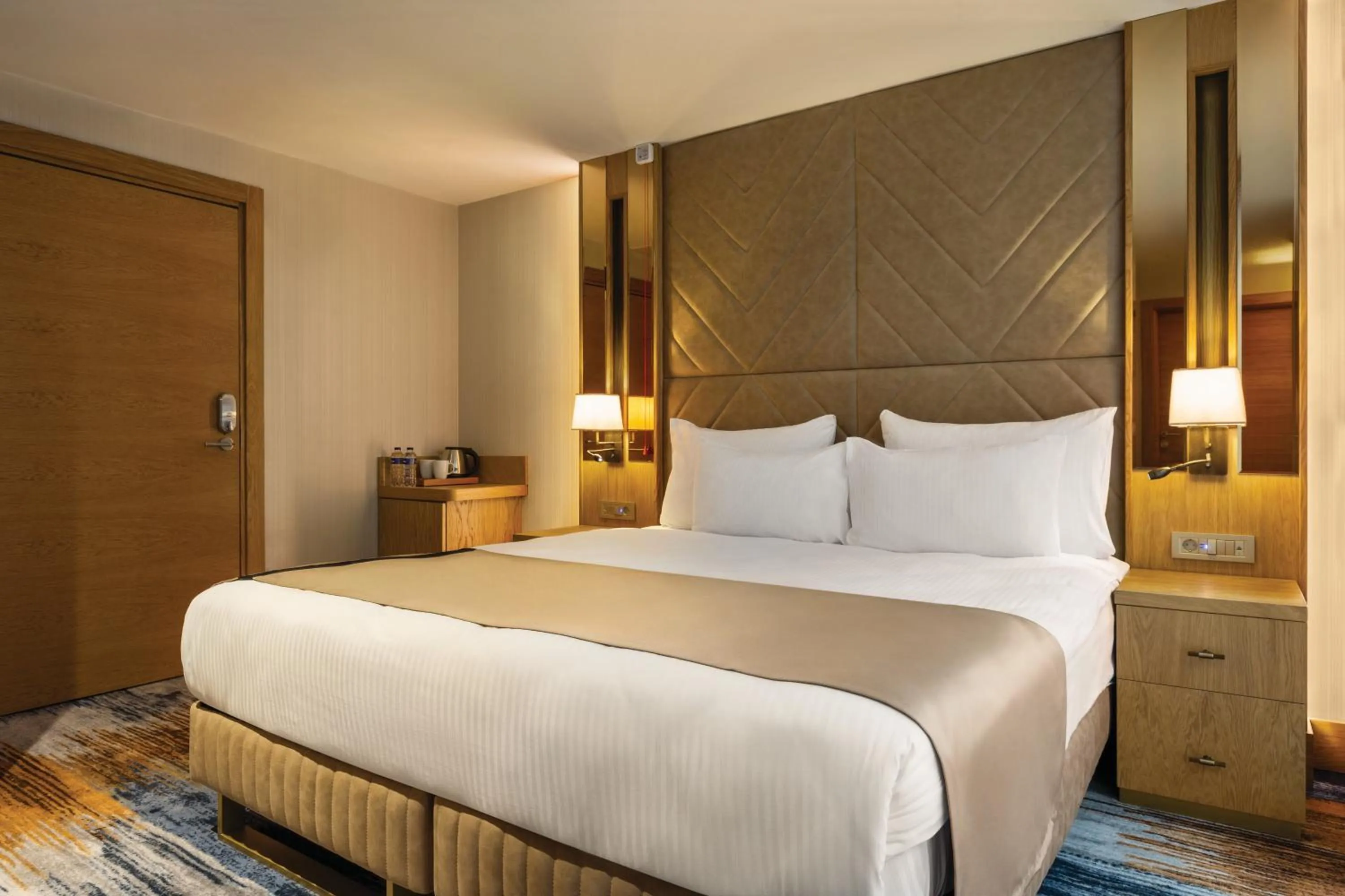 Photo of the whole room, Bed in Days Inn by Wyndham Istanbul Bomonti