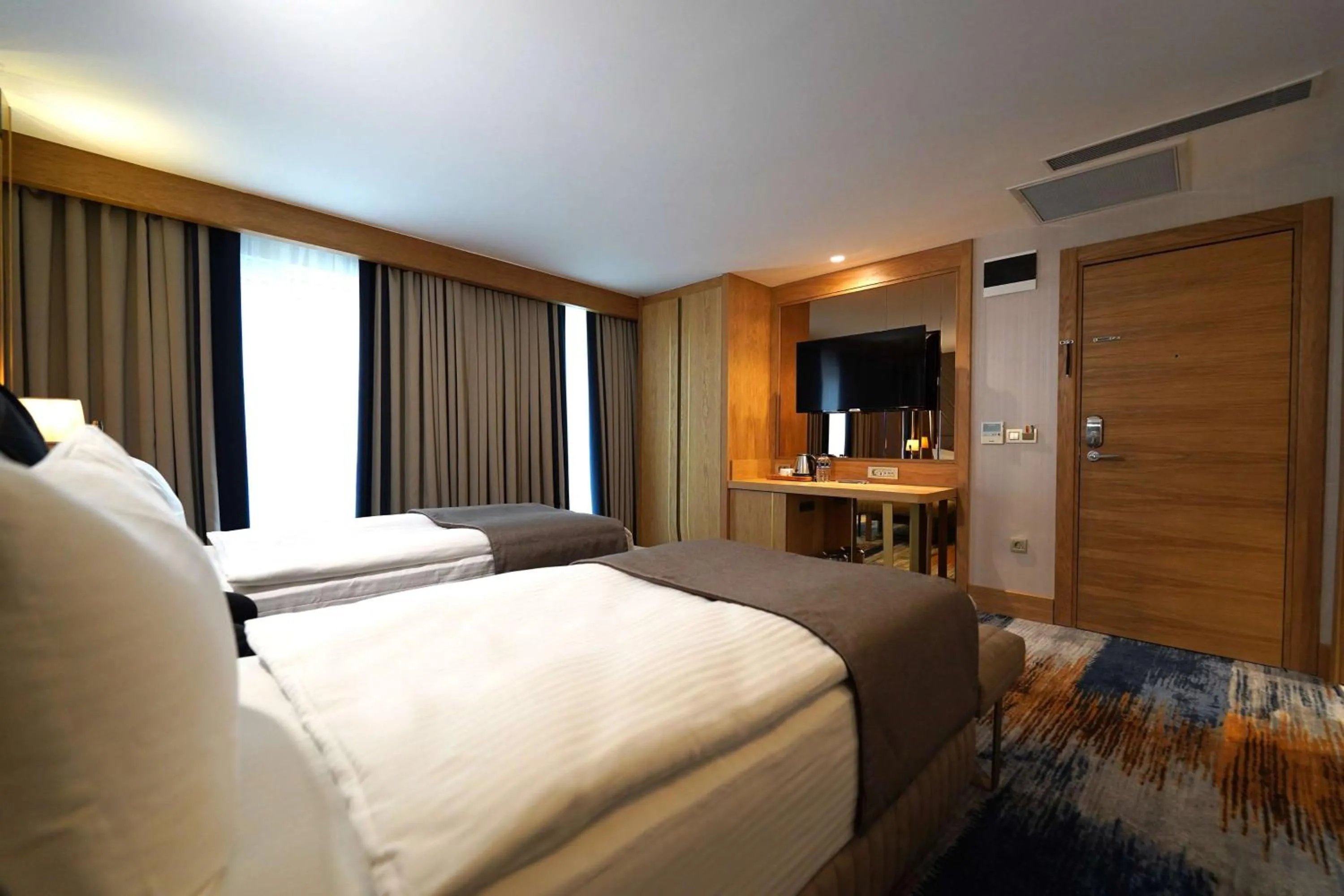 Photo of the whole room, Bed in Days Inn by Wyndham Istanbul Bomonti