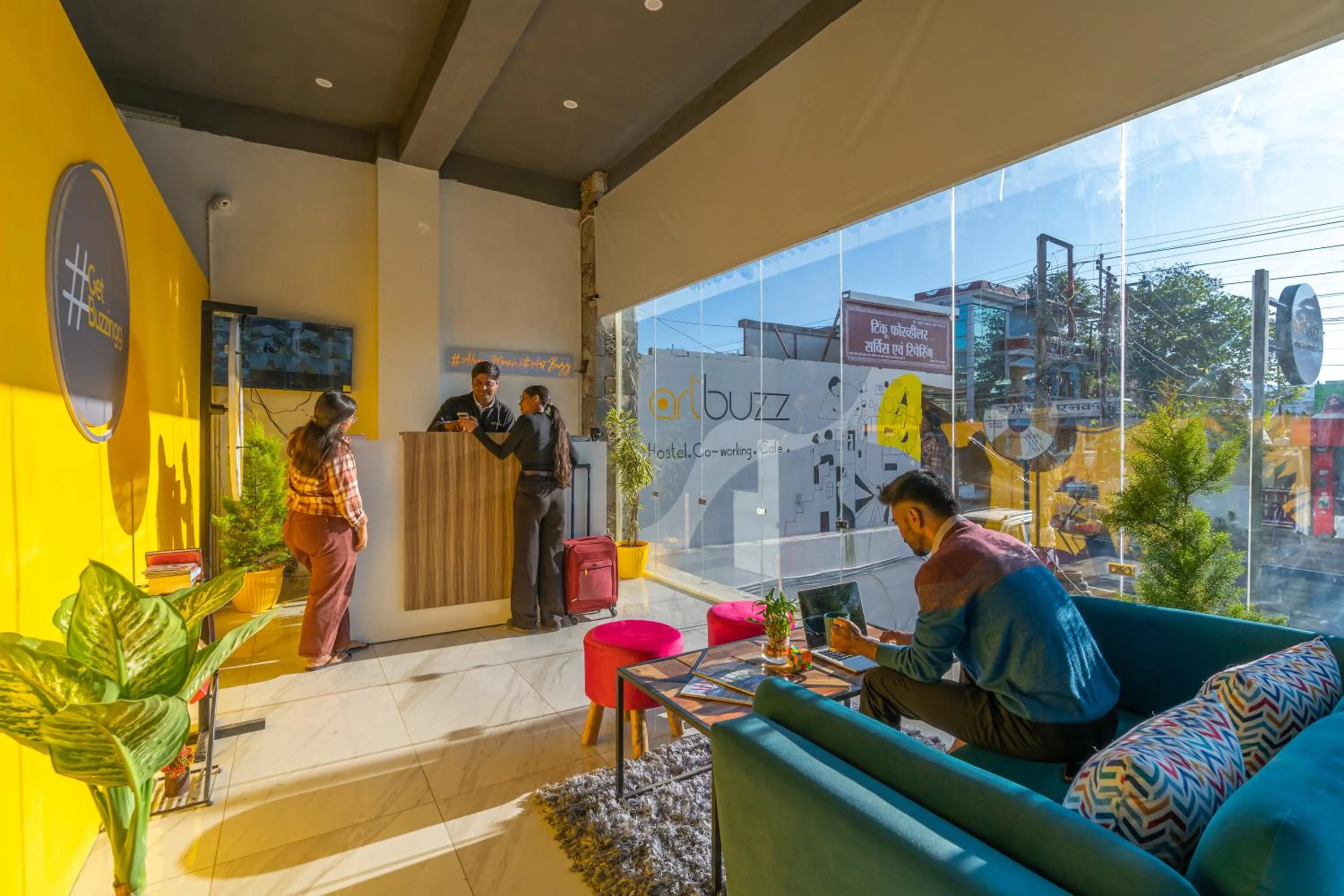 Communal lounge/ TV room in The Social Stays Dehradun
