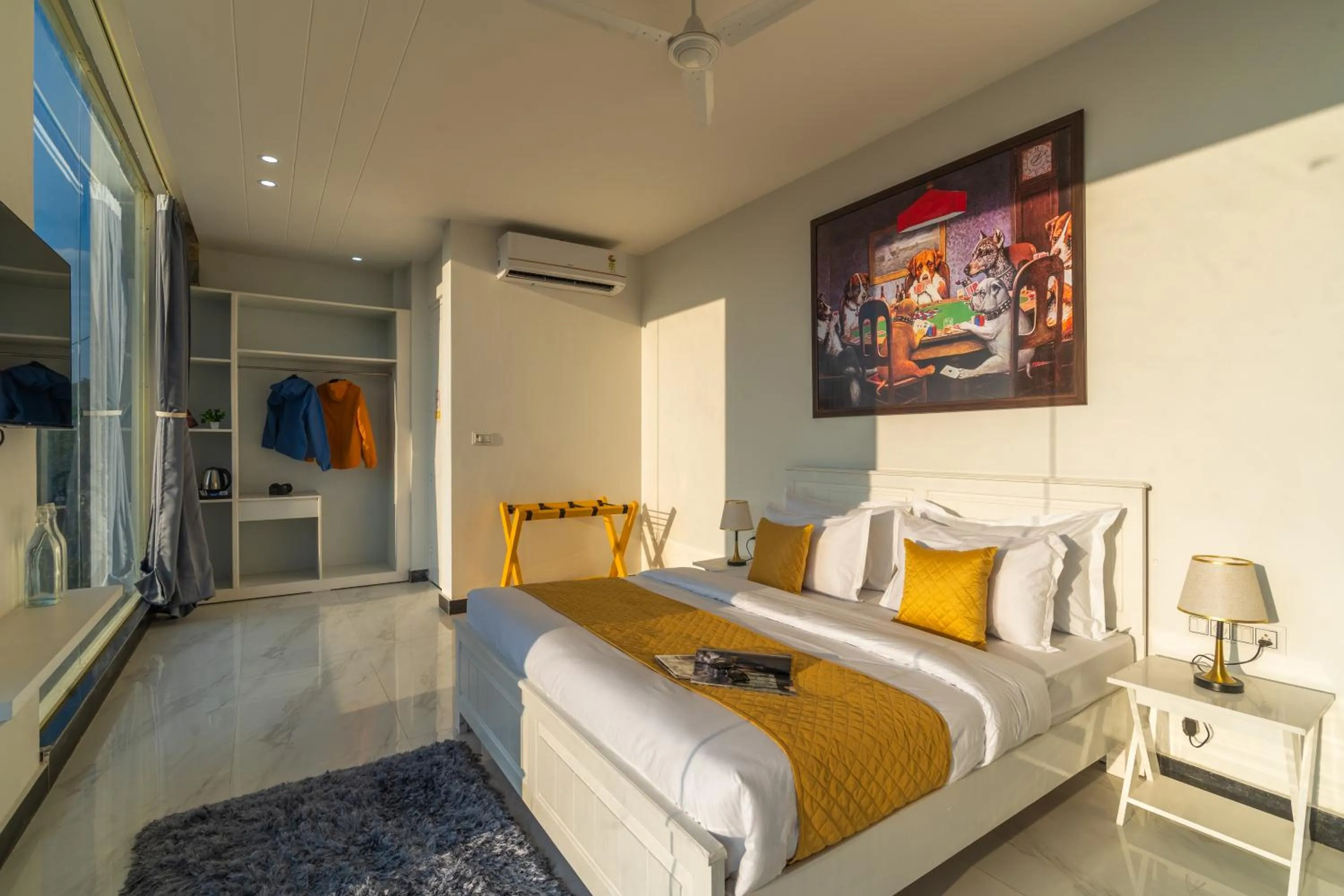 Communal lounge/ TV room, Bed in The Social Stays Dehradun