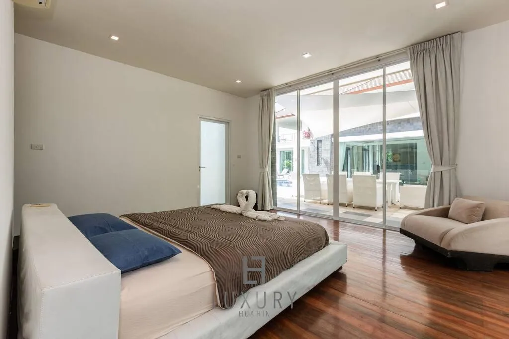 Bed in Unique Pool Villa with 5 Bedrooms and Sea View PM-C1