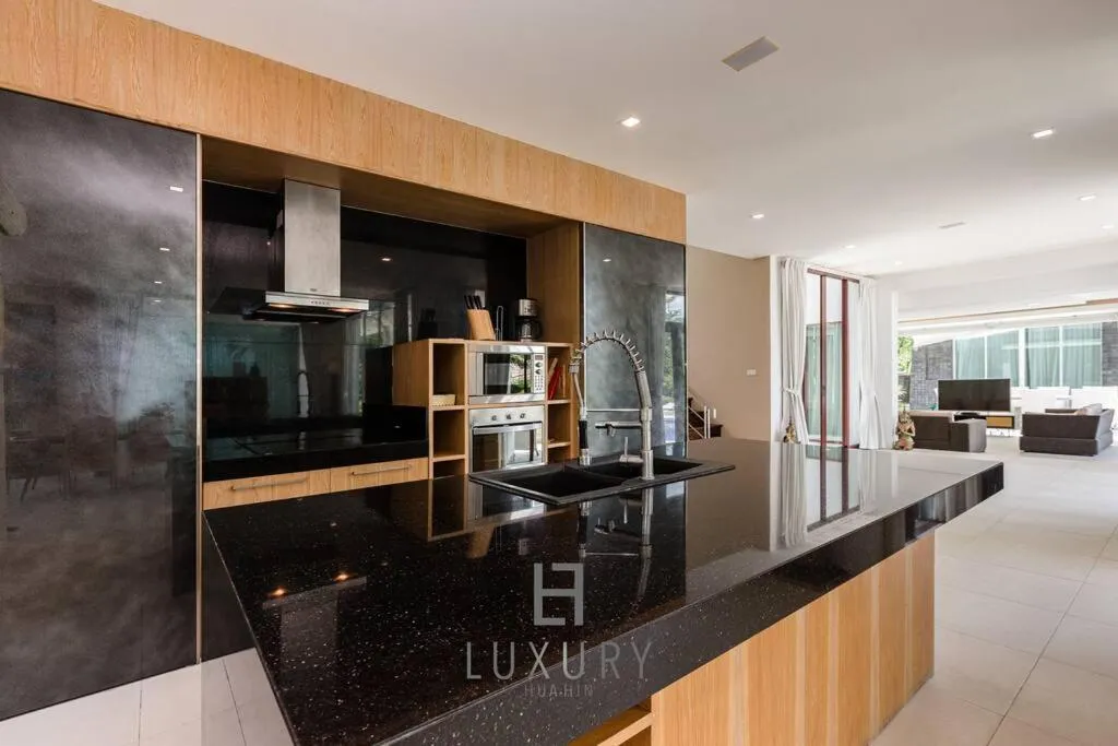 Unique Pool Villa with 5 Bedrooms and Sea View PM-C1