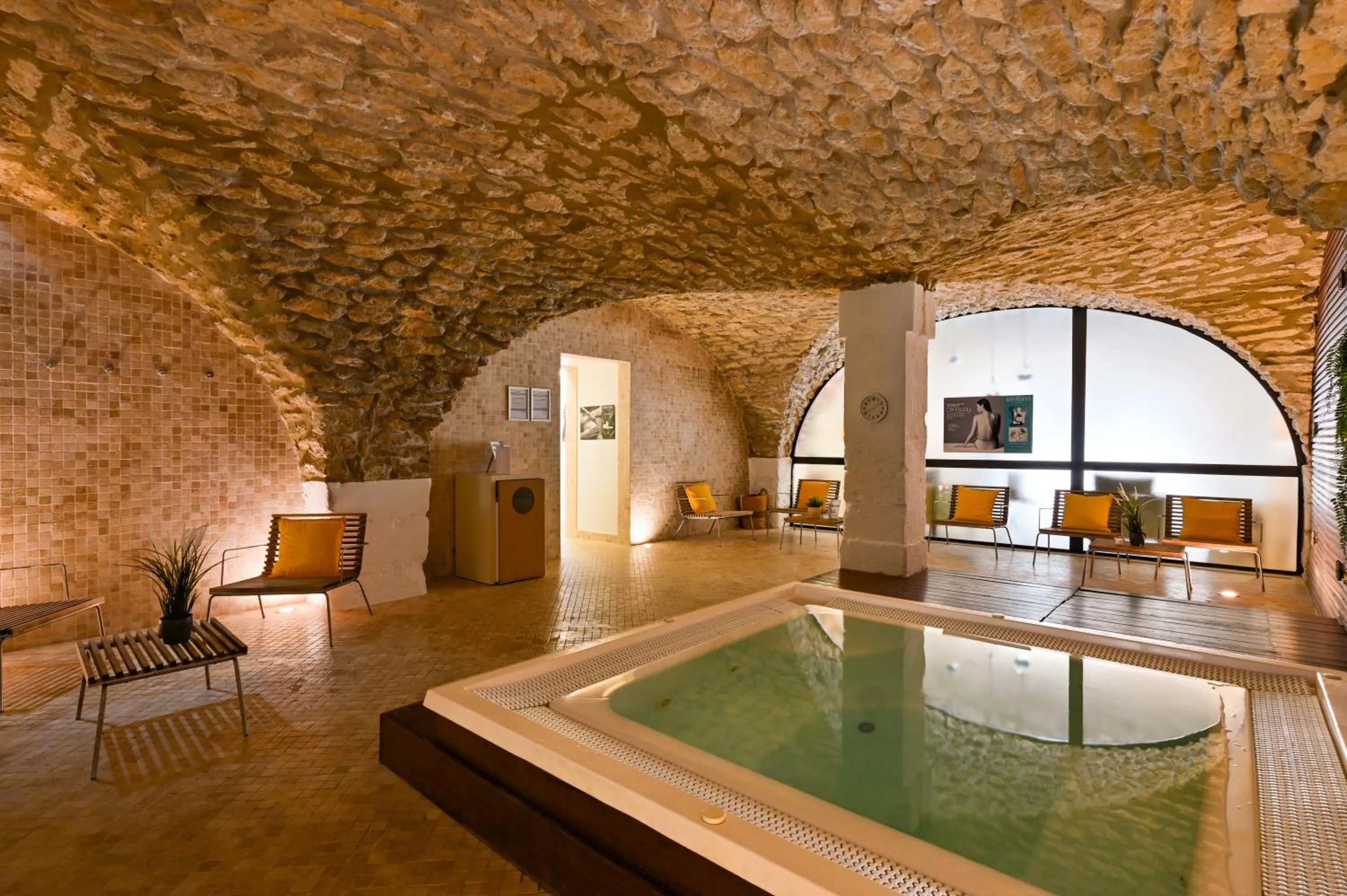 Hot Tub in Moulin de Vernègues Hôtel & Spa