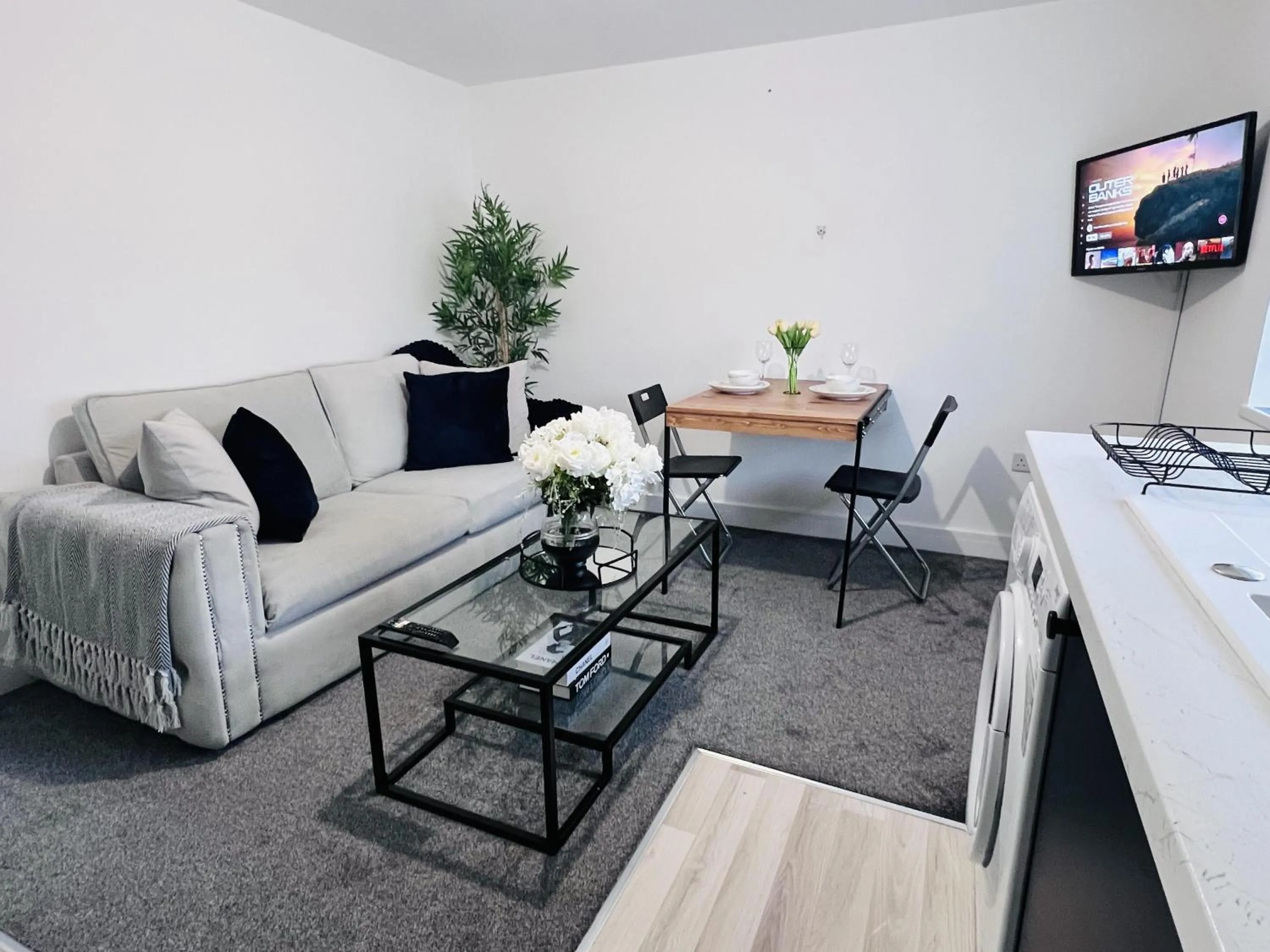 2 Bed apartment Sleeps 3 -Smart Tv -Private garden