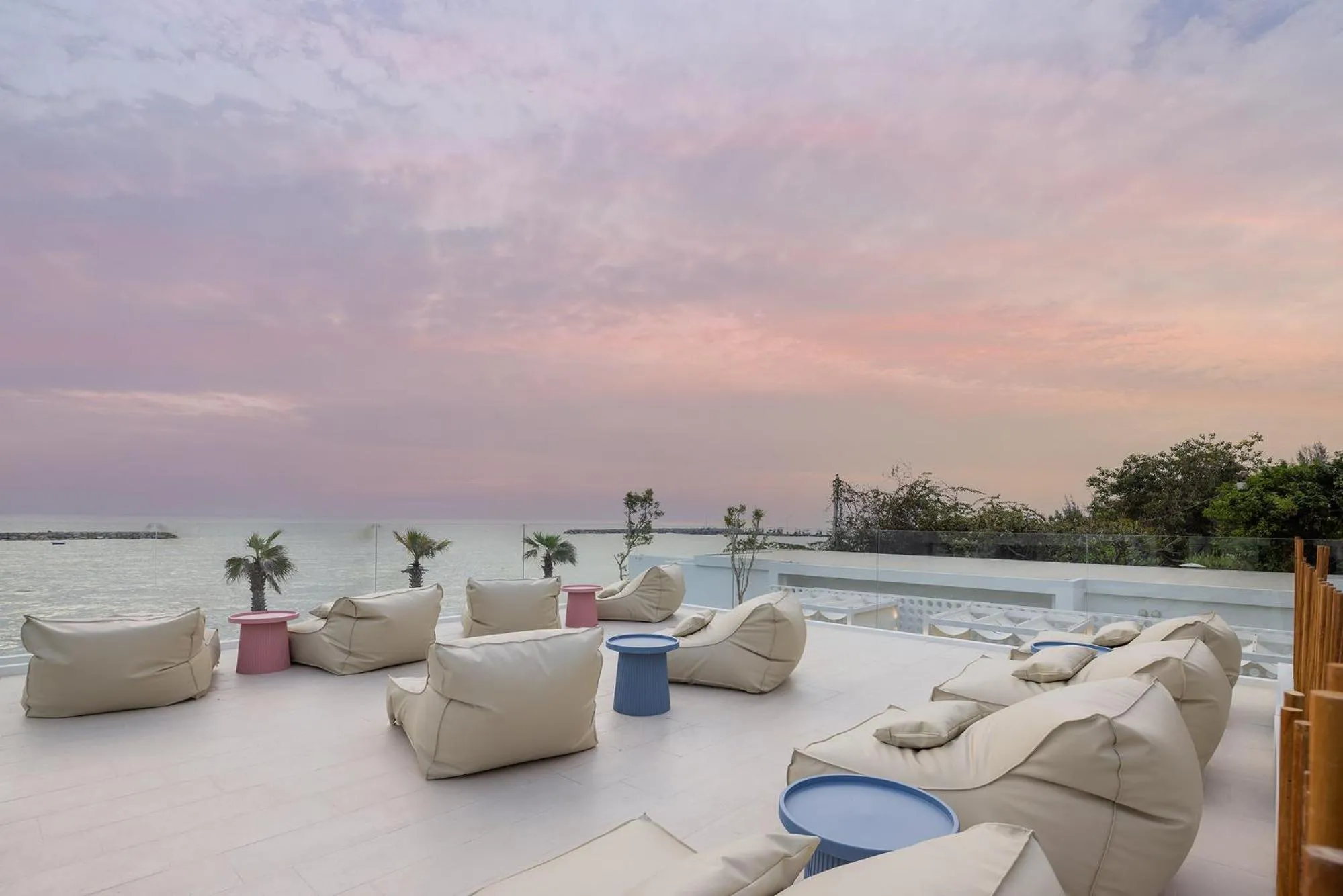 Lounge or bar in U Hua Hin