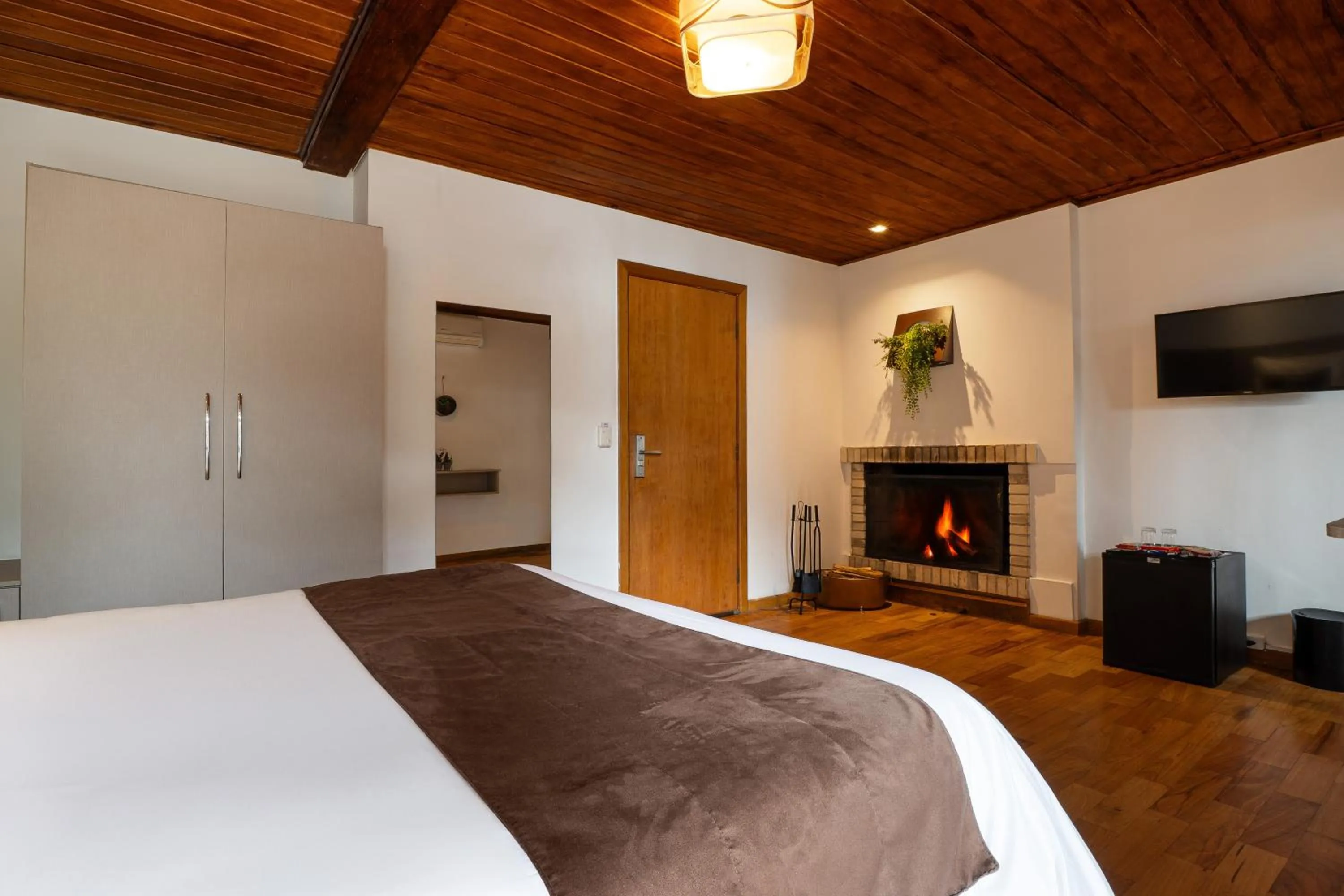 Photo of the whole room, Bed in Pousada Apple House Campos do Jordao