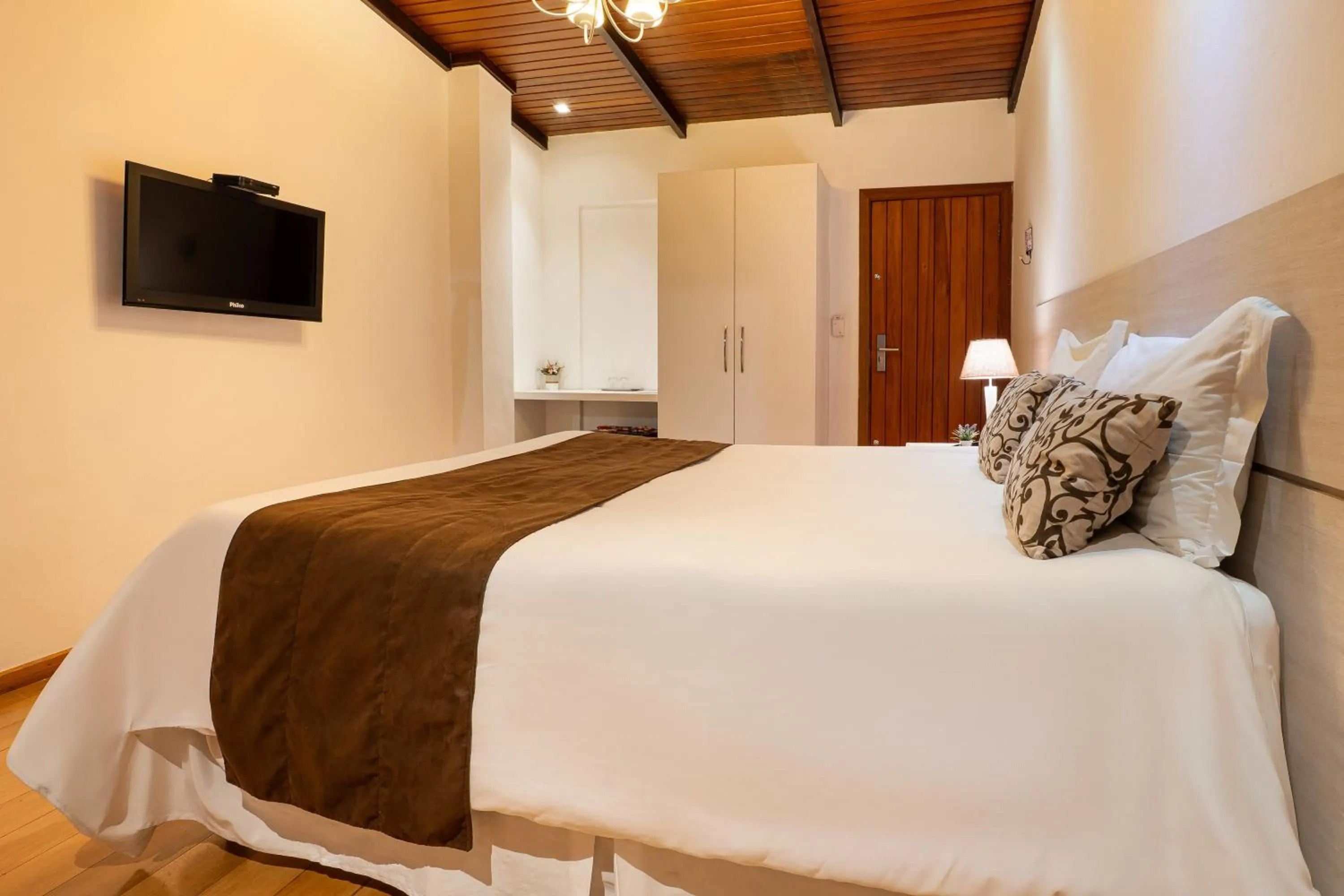 Photo of the whole room, Bed in Pousada Apple House Campos do Jordao