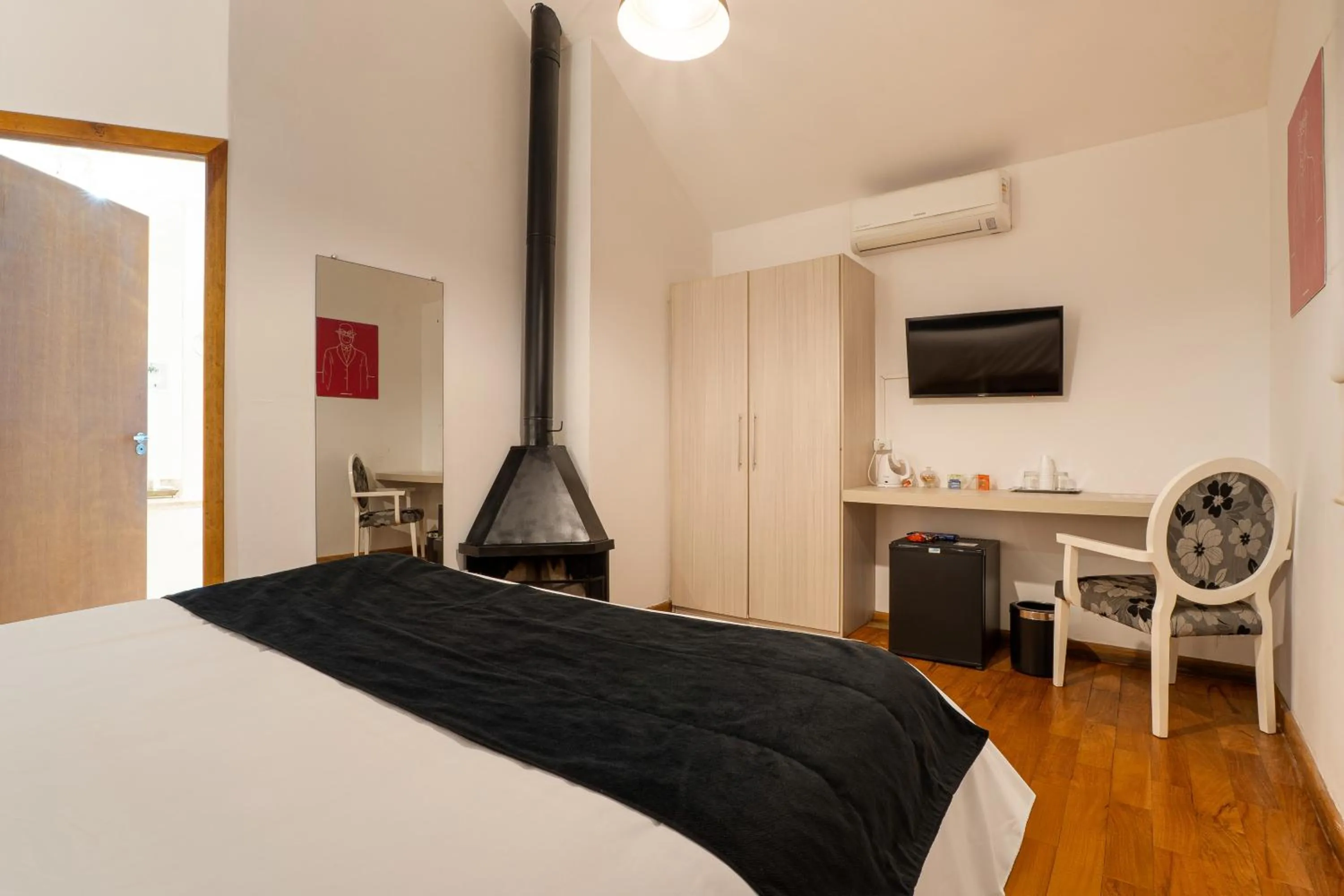 Photo of the whole room, Bed in Pousada Apple House Campos do Jordao