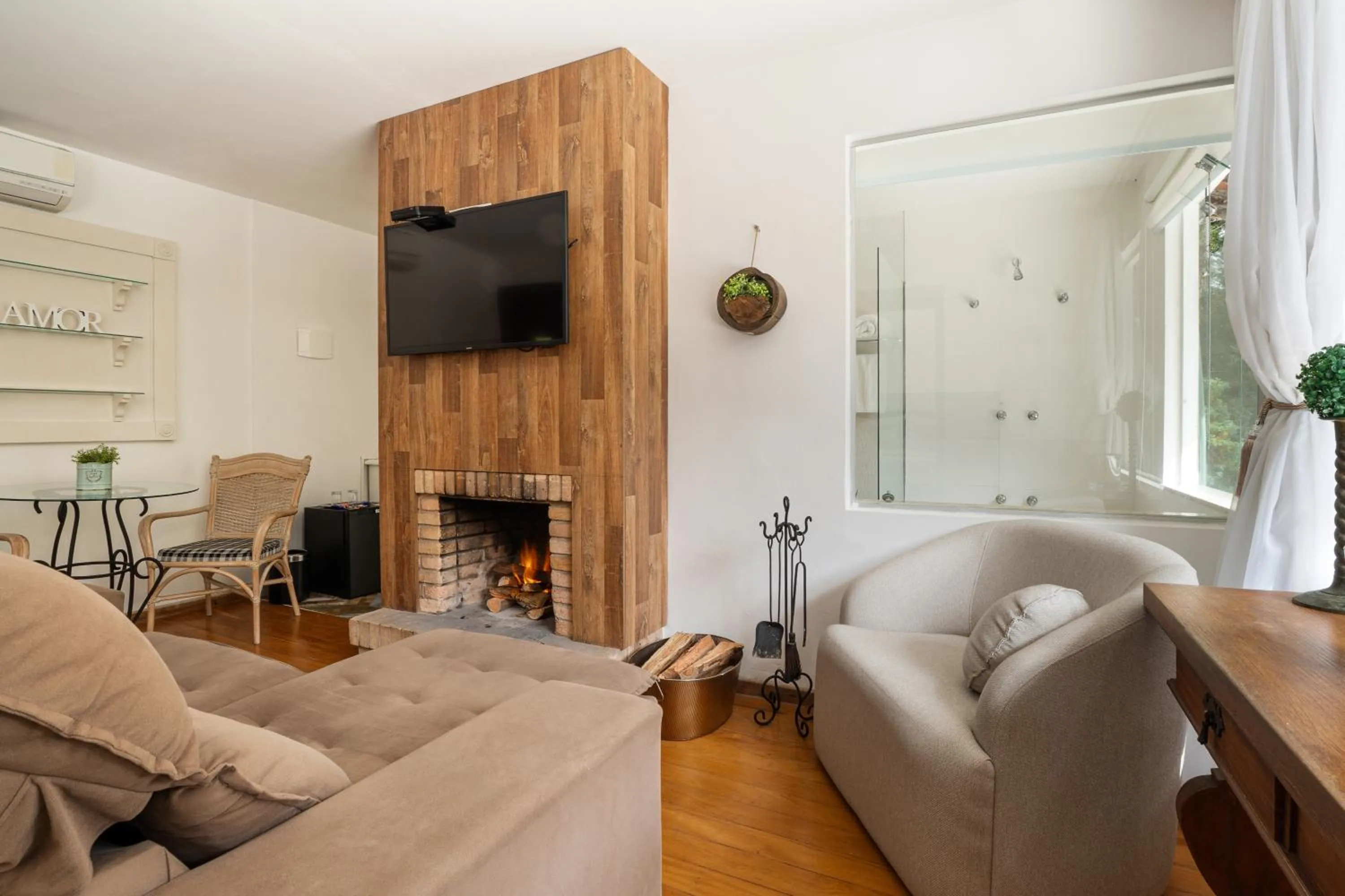 Photo of the whole room in Pousada Apple House Campos do Jordao