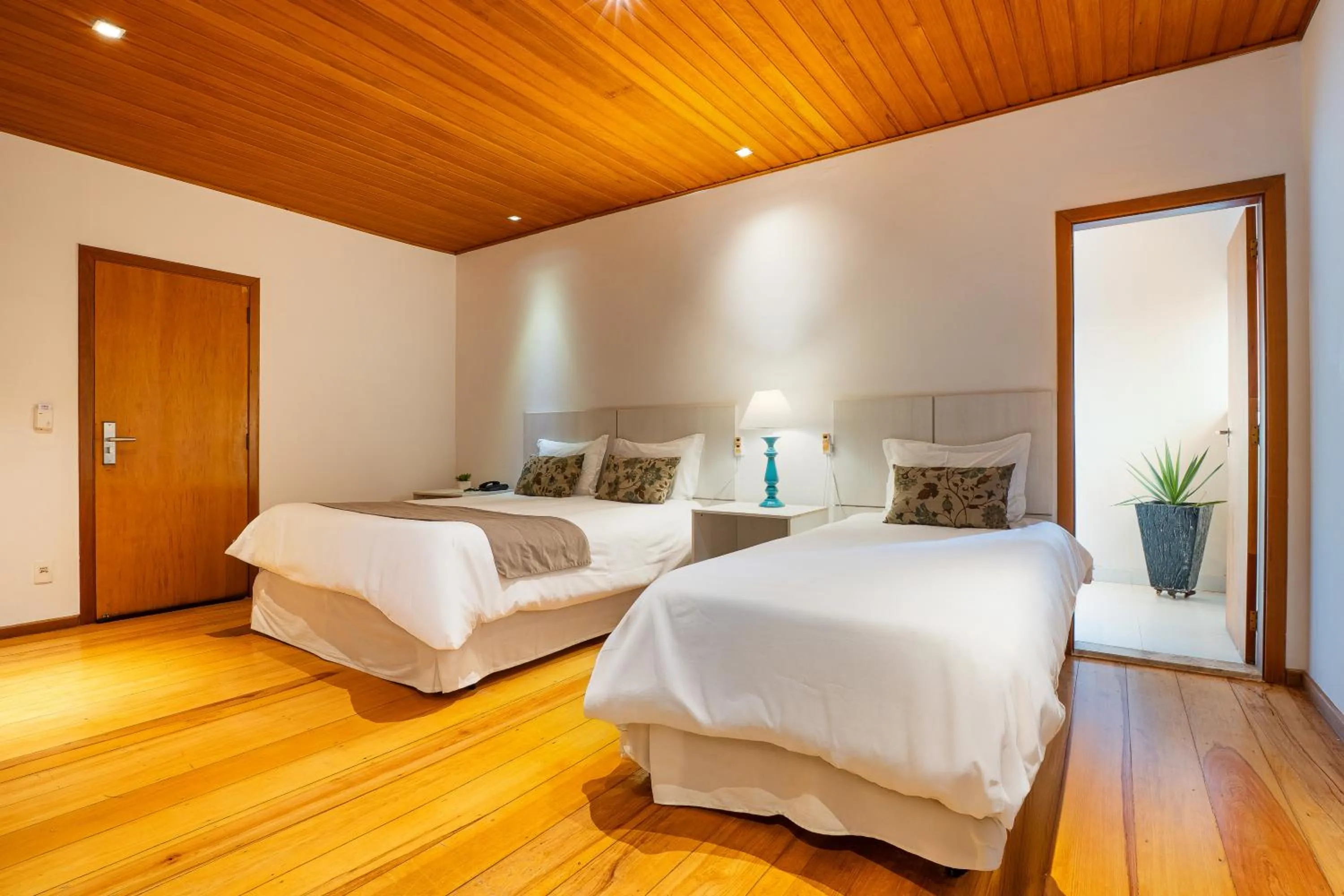 Photo of the whole room, Bed in Pousada Apple House Campos do Jordao