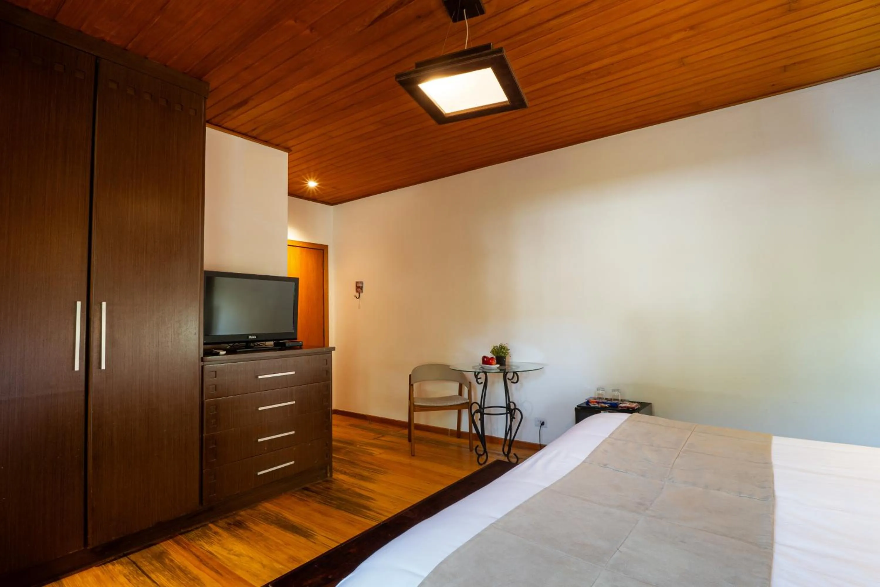 Bedroom, Bed in Pousada Apple House Campos do Jordao