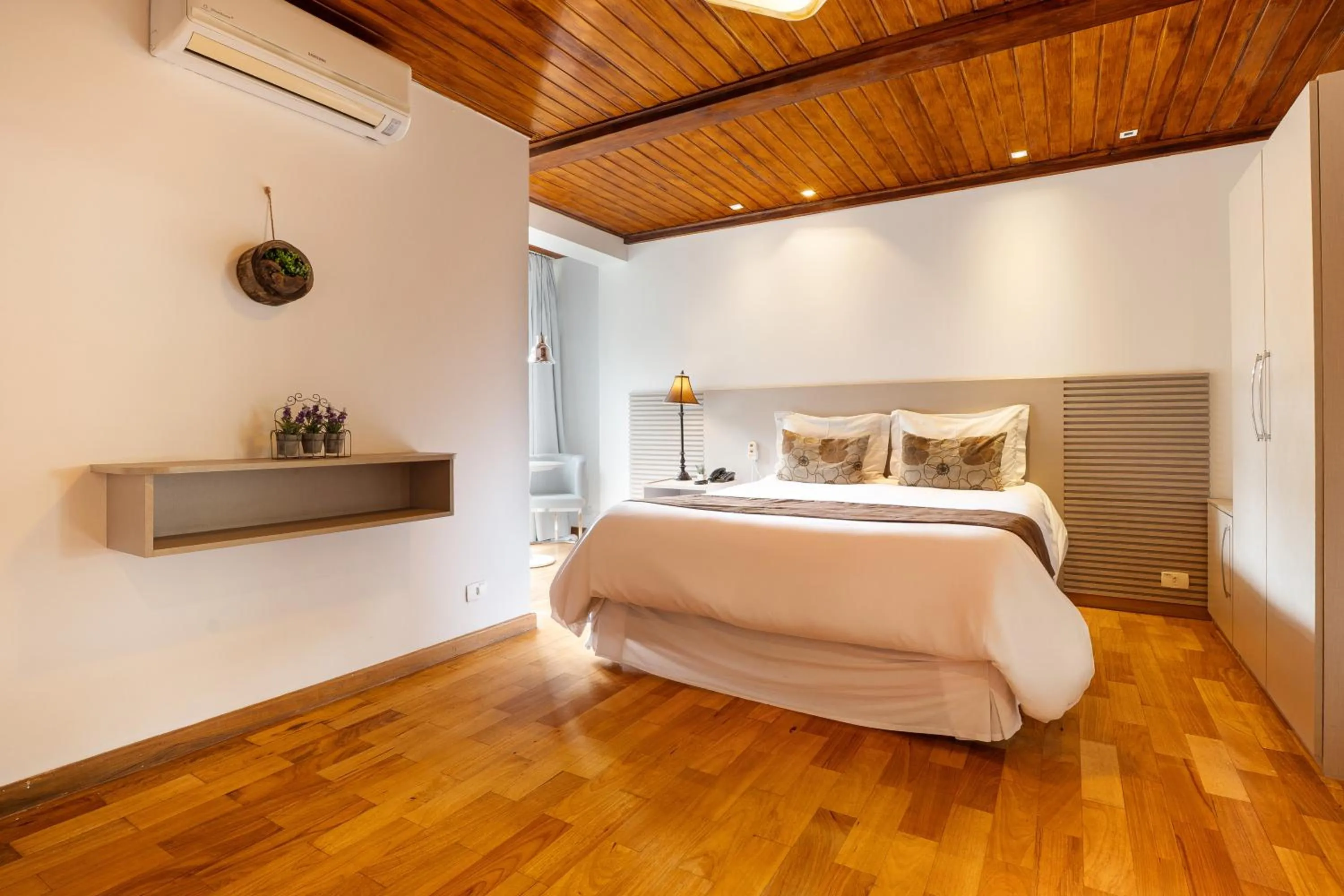 Photo of the whole room, Bed in Pousada Apple House Campos do Jordao