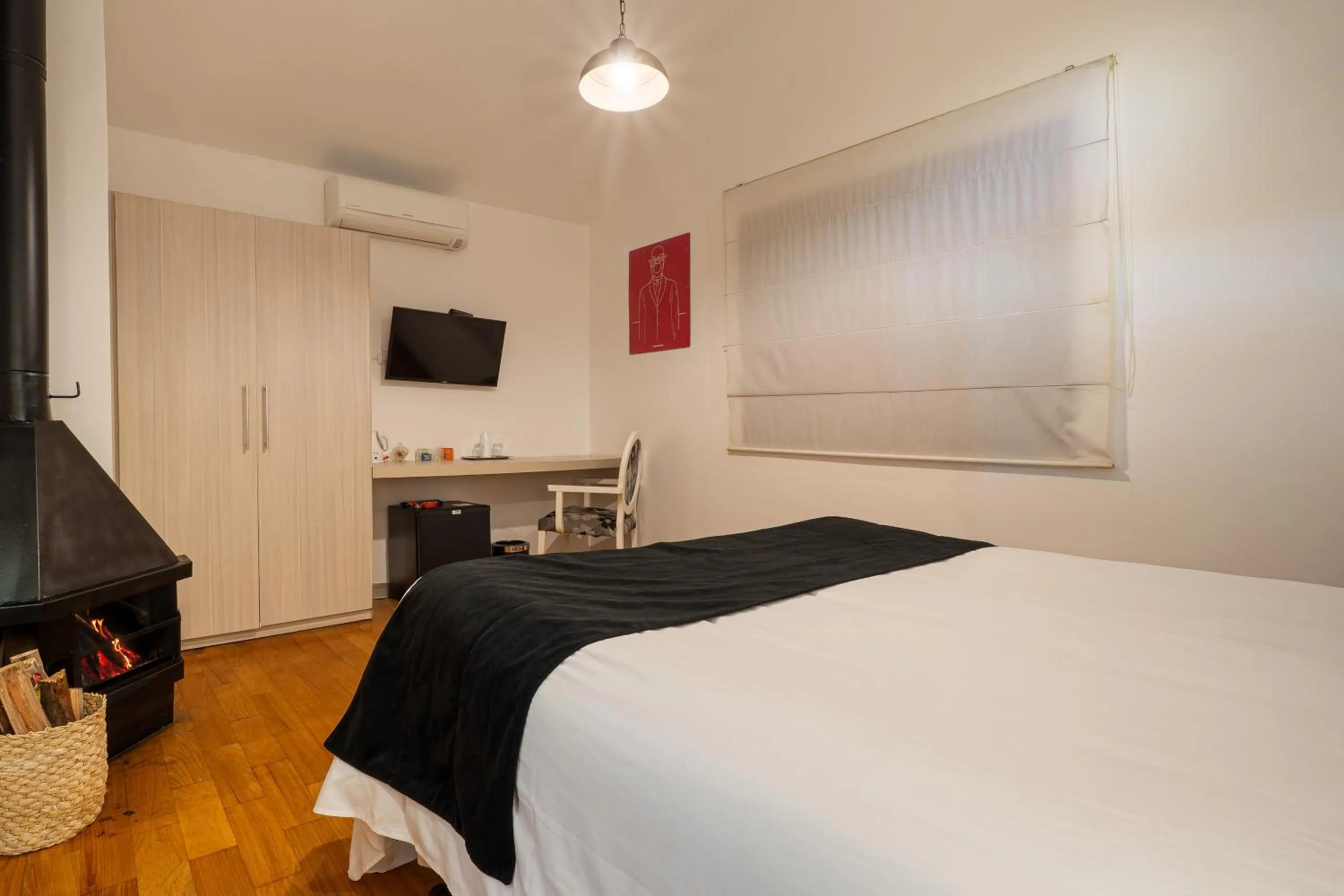 Photo of the whole room, Bed in Pousada Apple House Campos do Jordao