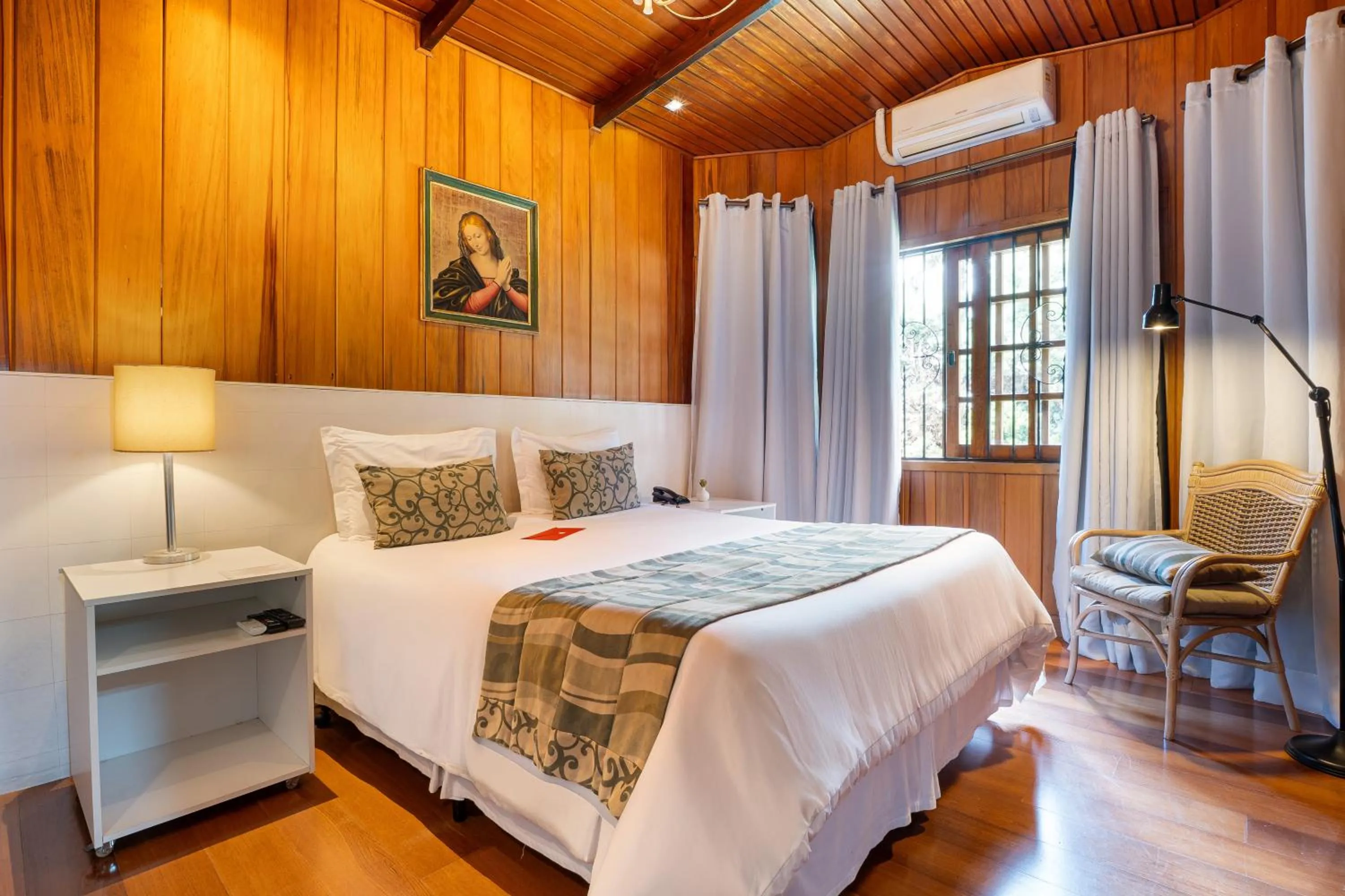 Photo of the whole room, Bed in Pousada Apple House Campos do Jordao