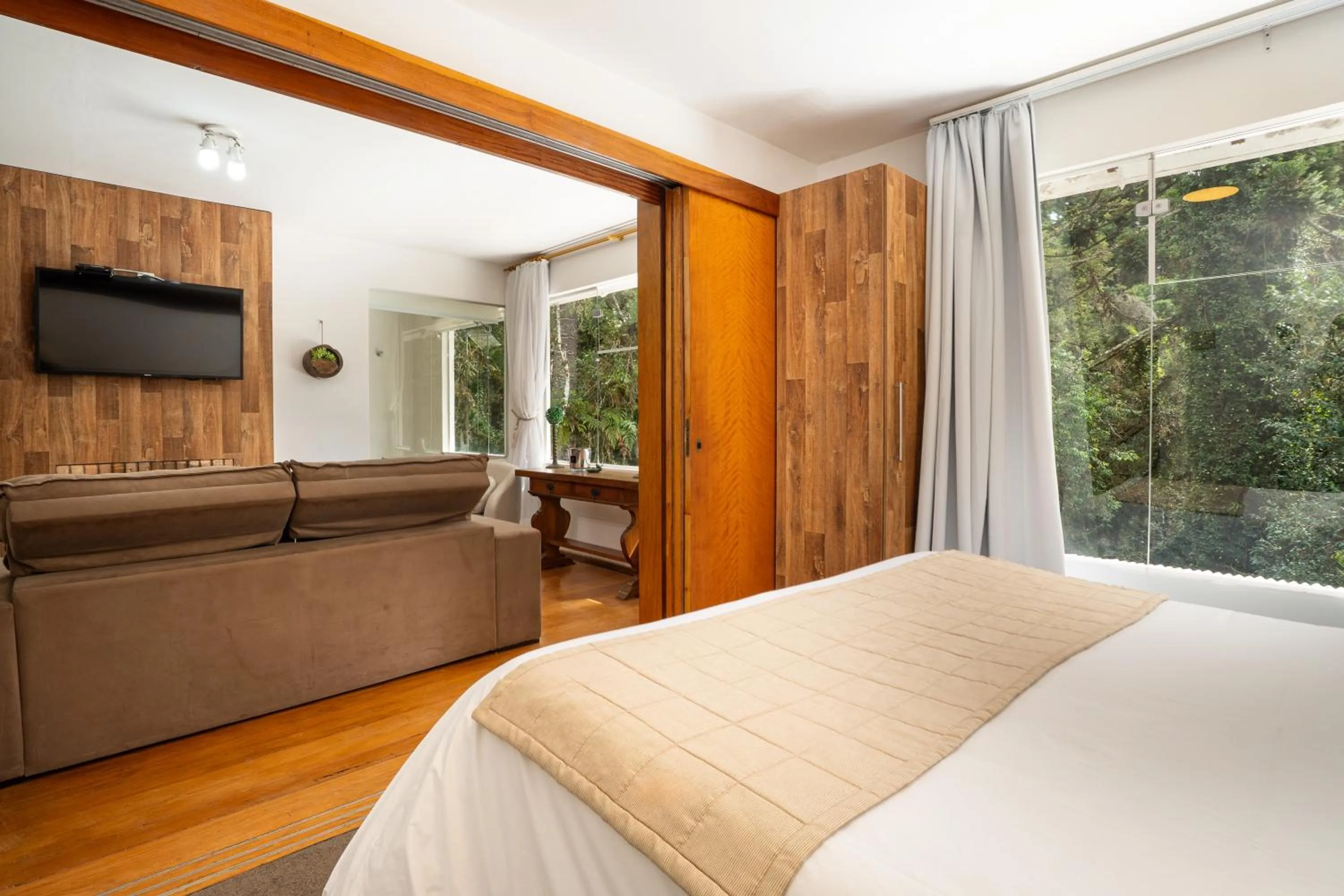 Photo of the whole room, Bed in Pousada Apple House Campos do Jordao