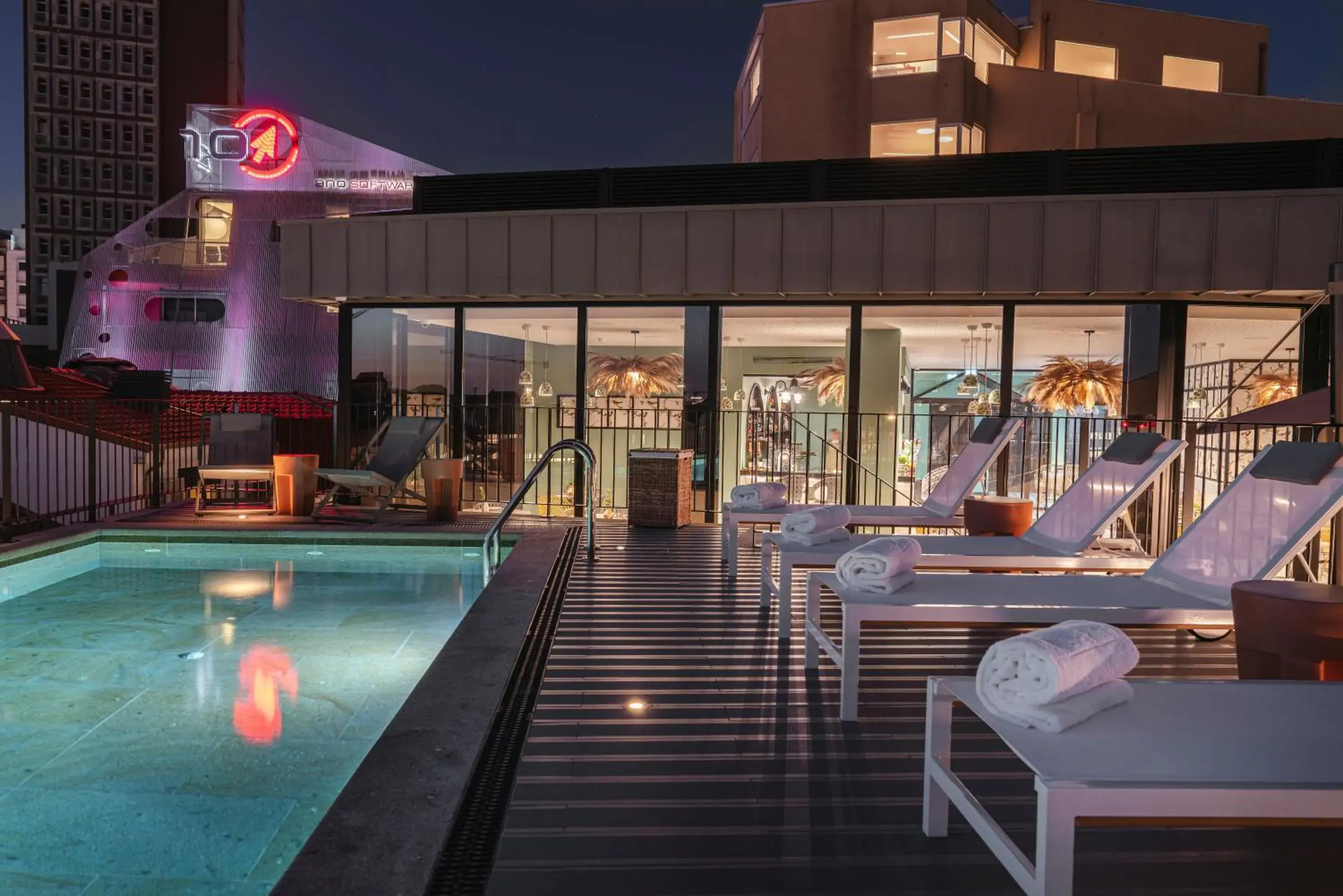 Swimming pool in Vincci Bonjardim Swimming pool in Vincci Bonjardim