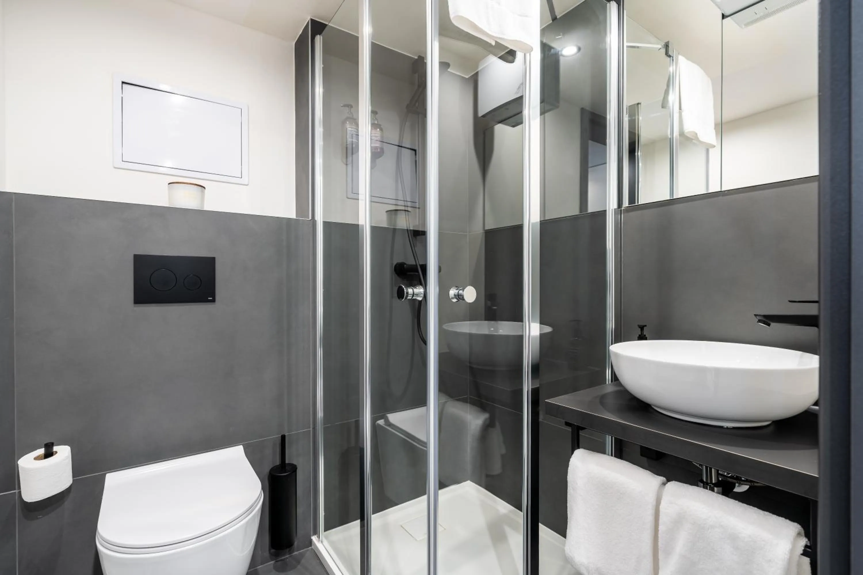 Shower in HONEST Karlin