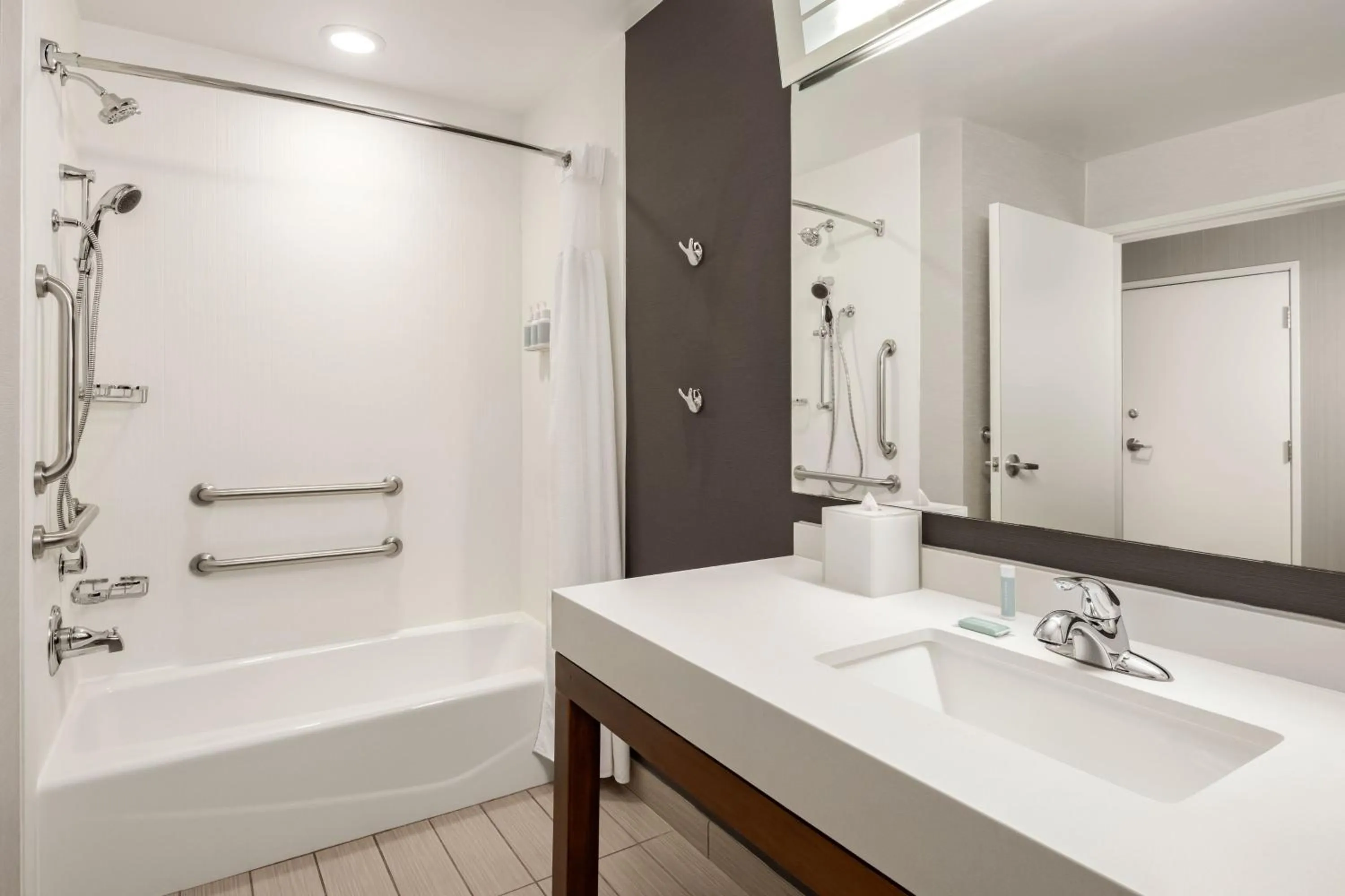 Bathroom in Courtyard by Marriott Columbus Phenix City