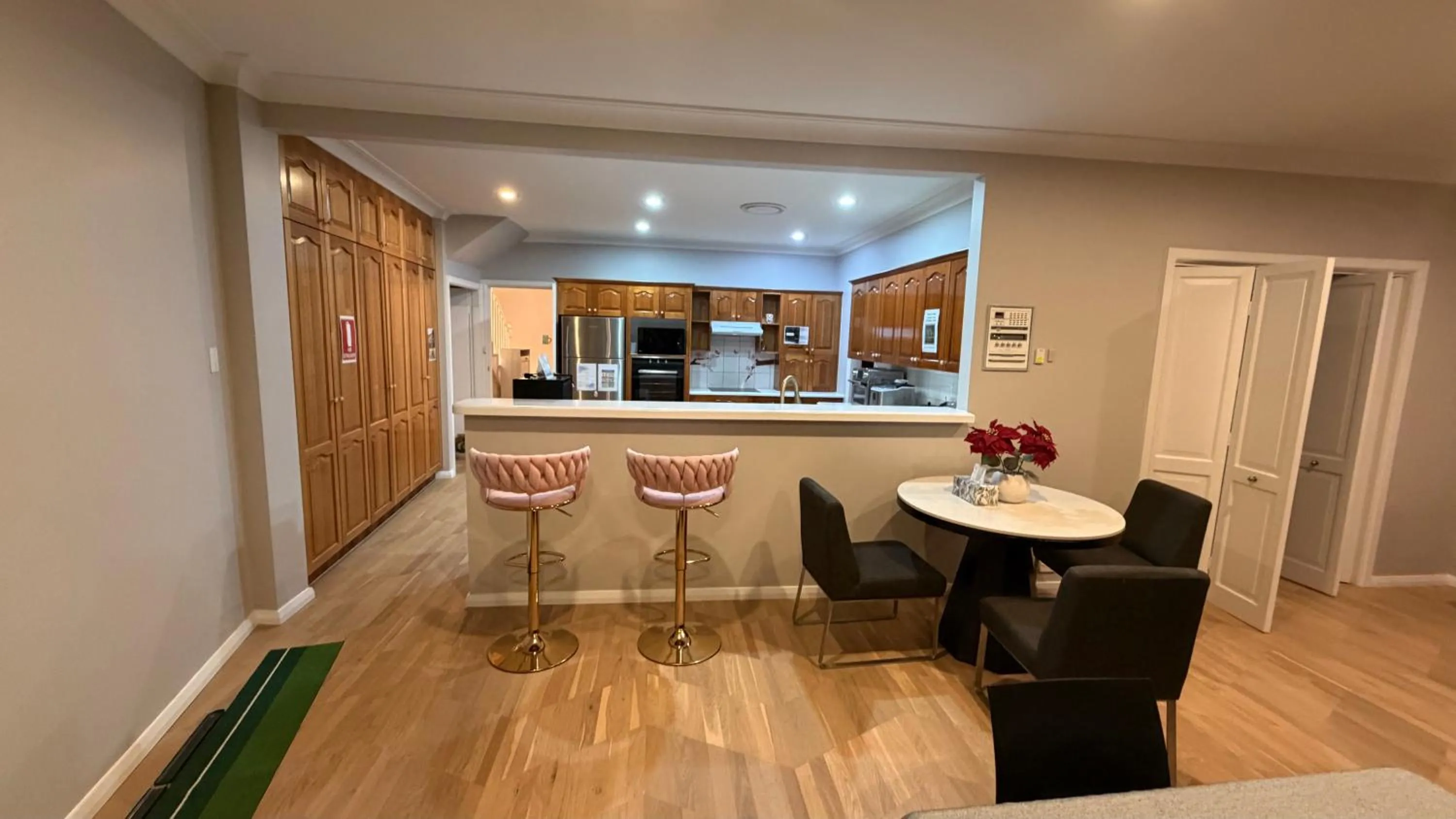 Pool - Arcade Games - Heated toilet seat - Air Conditioning- Hot Tub Spa - Electrical BBQ Grill at Golden Swan Holiday House