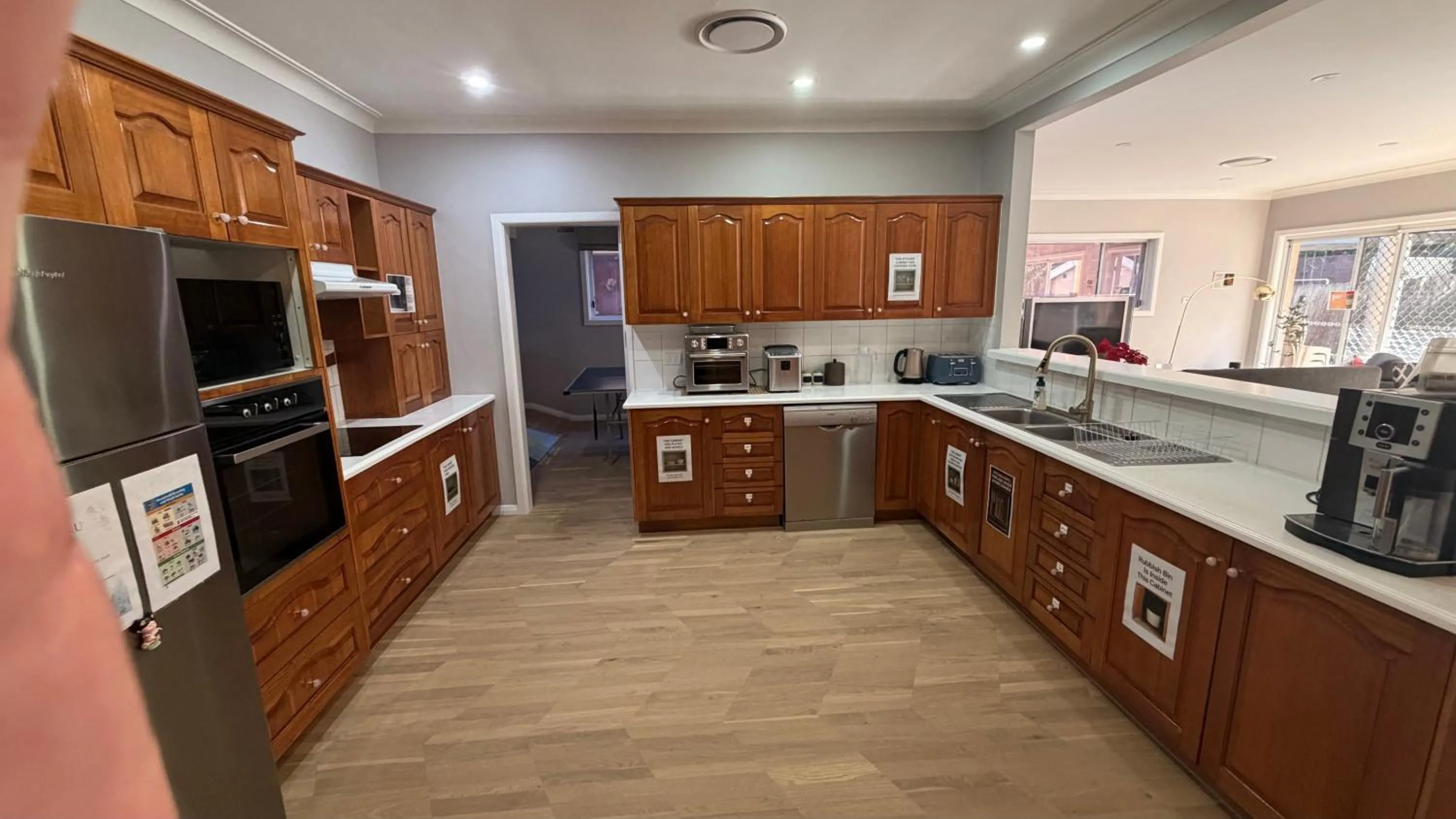 Pool - Arcade Games - Heated toilet seat - Air Conditioning- Hot Tub Spa - Electrical BBQ Grill at Golden Swan Holiday House
