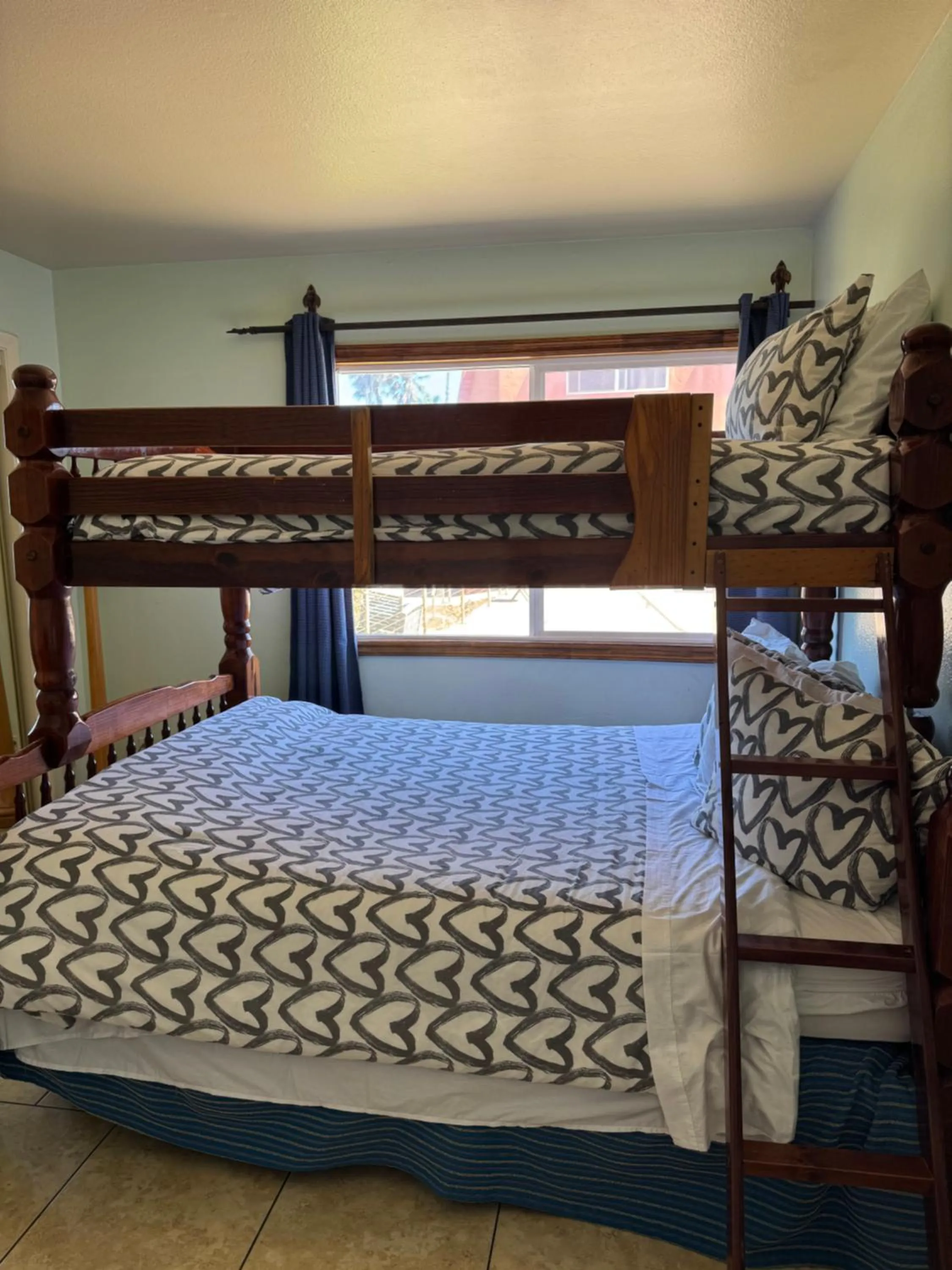 Bed in The Shores Inn