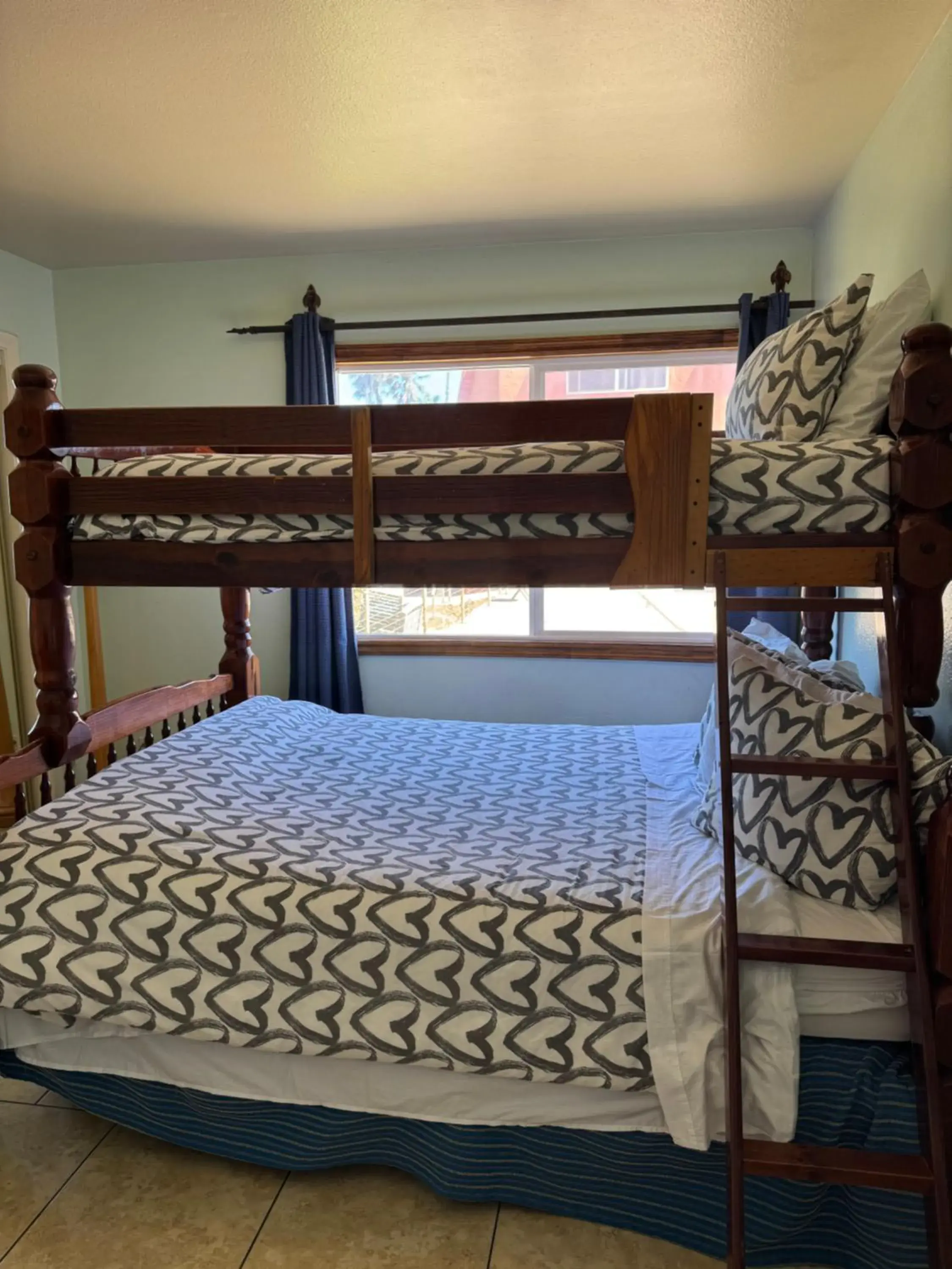 Bed in The Shores Inn Bed in The Shores Inn