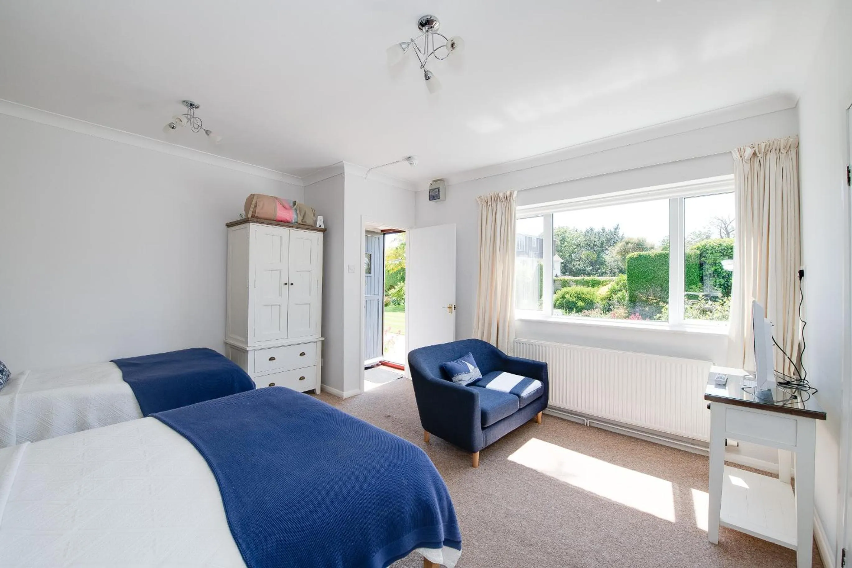 Living room, Bed in The Coast Yard B & B and Garden Chalets