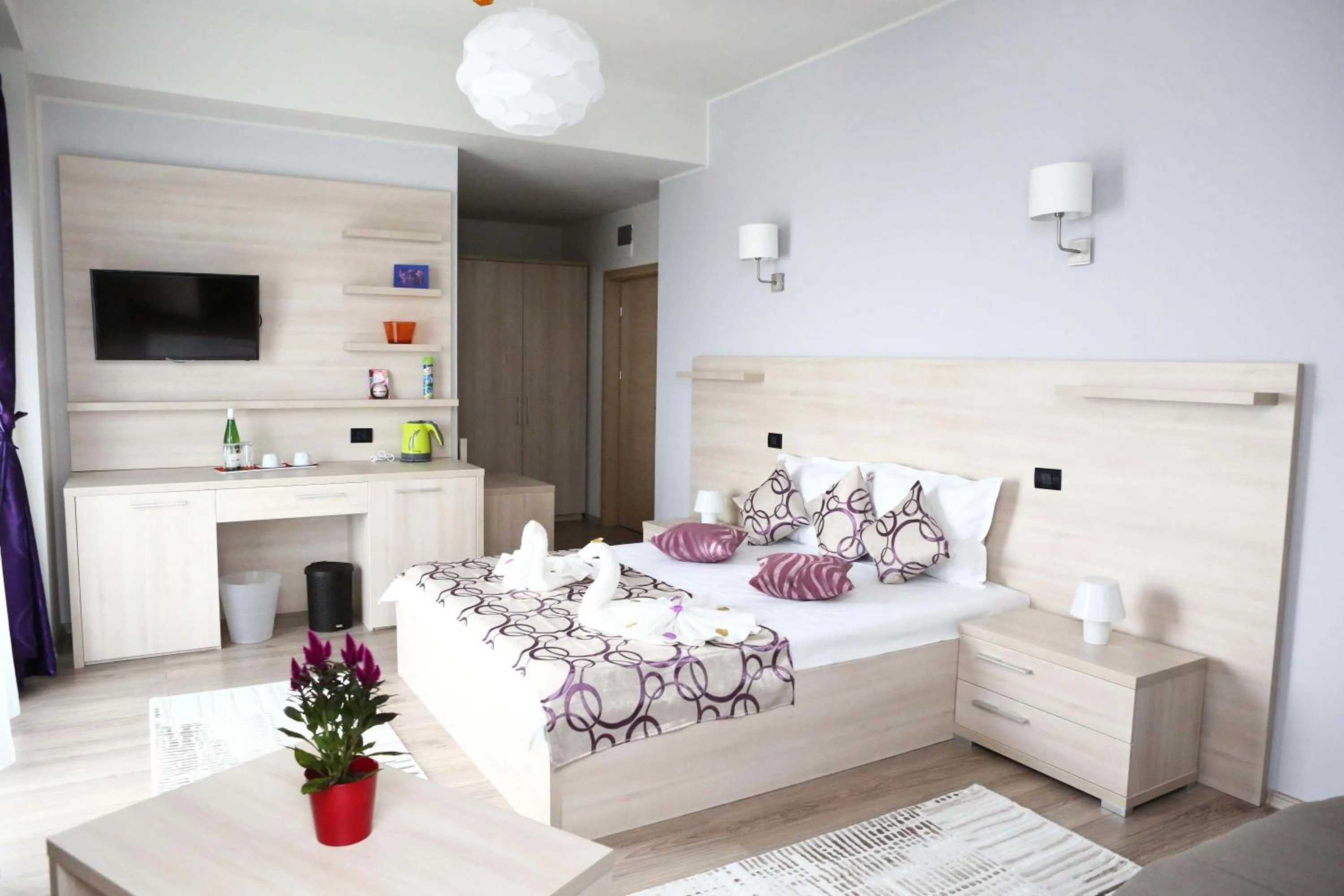 Shower, Bed in Kharisma Hotel