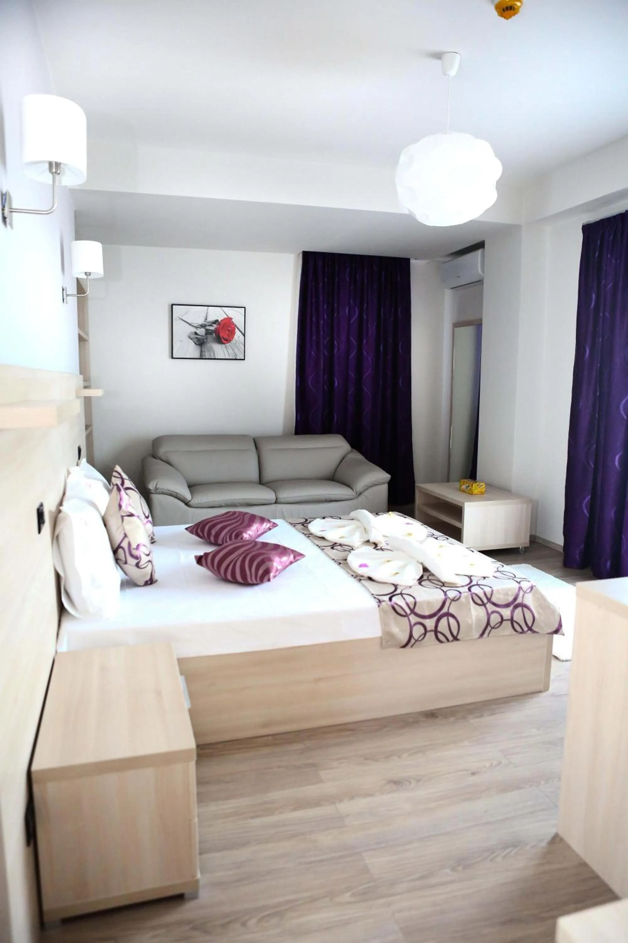 Shower, Bed in Kharisma Hotel