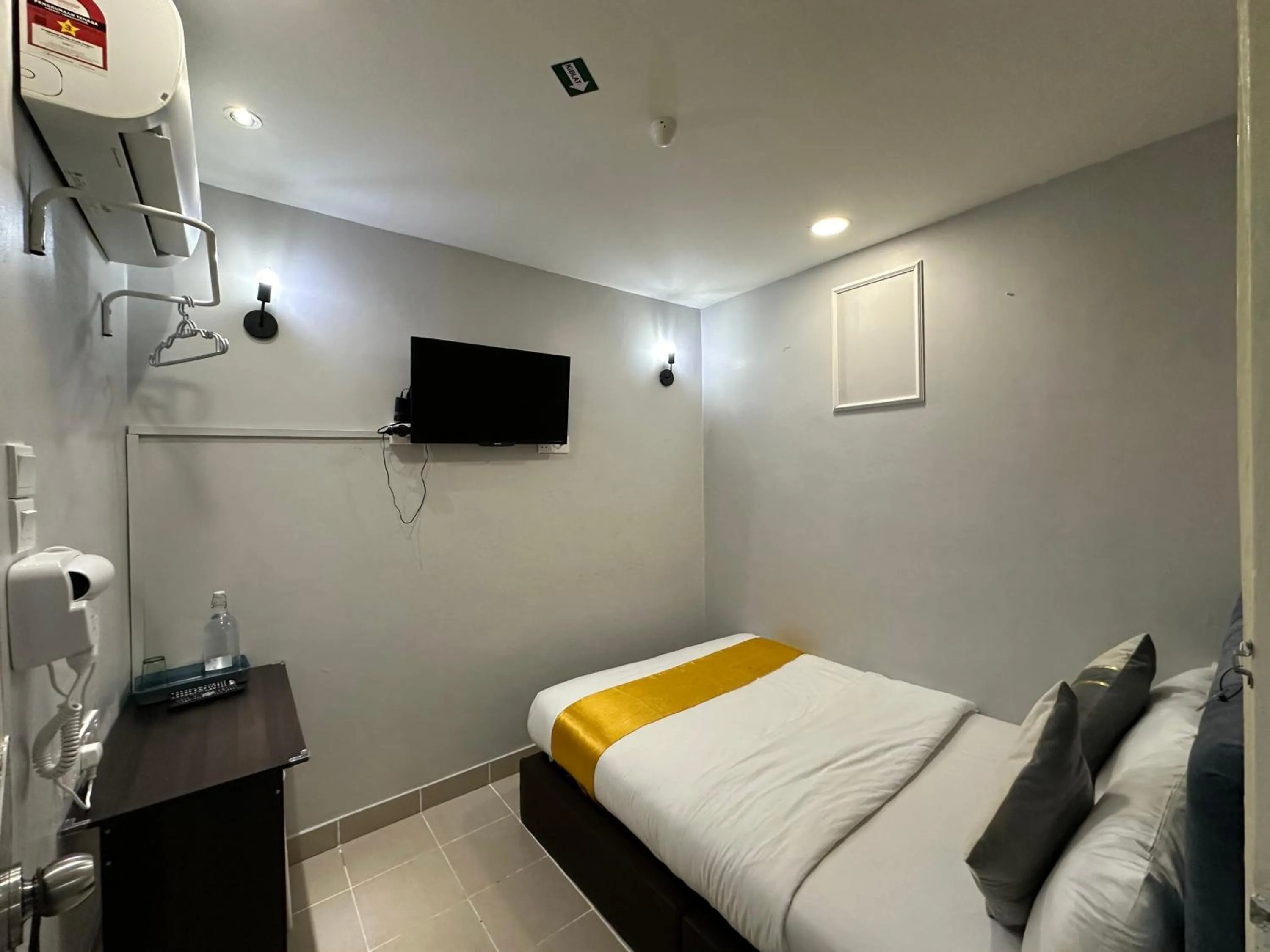 Communal lounge/ TV room, Bed in SS Grey Hotel