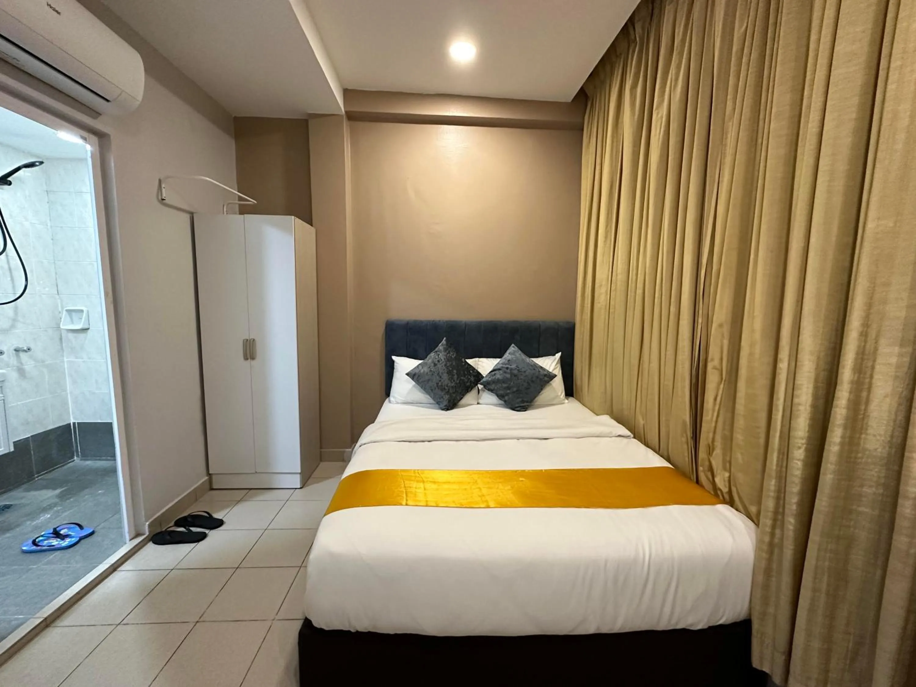 Photo of the whole room, Bed in SS Grey Hotel