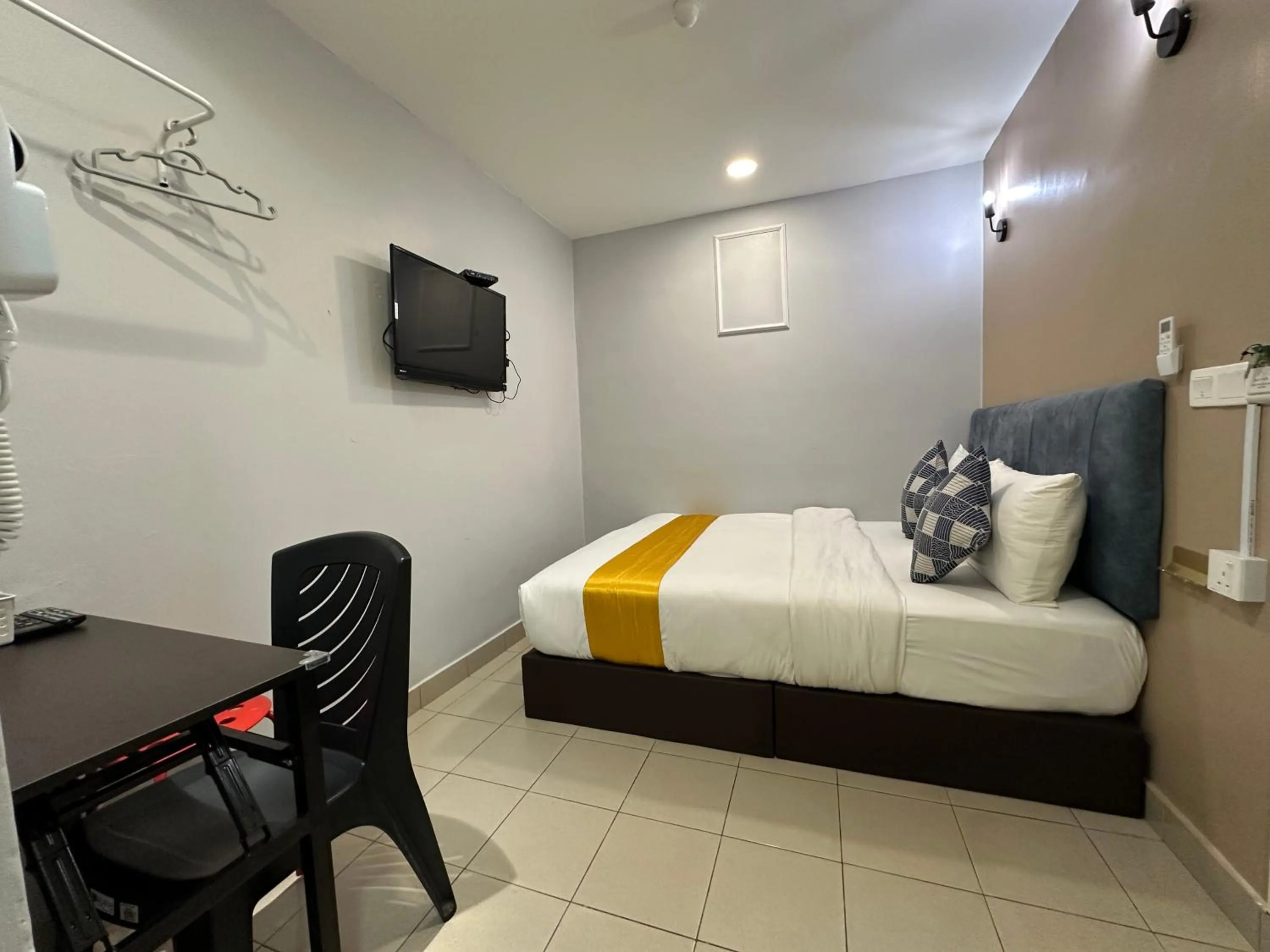 Photo of the whole room, Bed in SS Grey Hotel