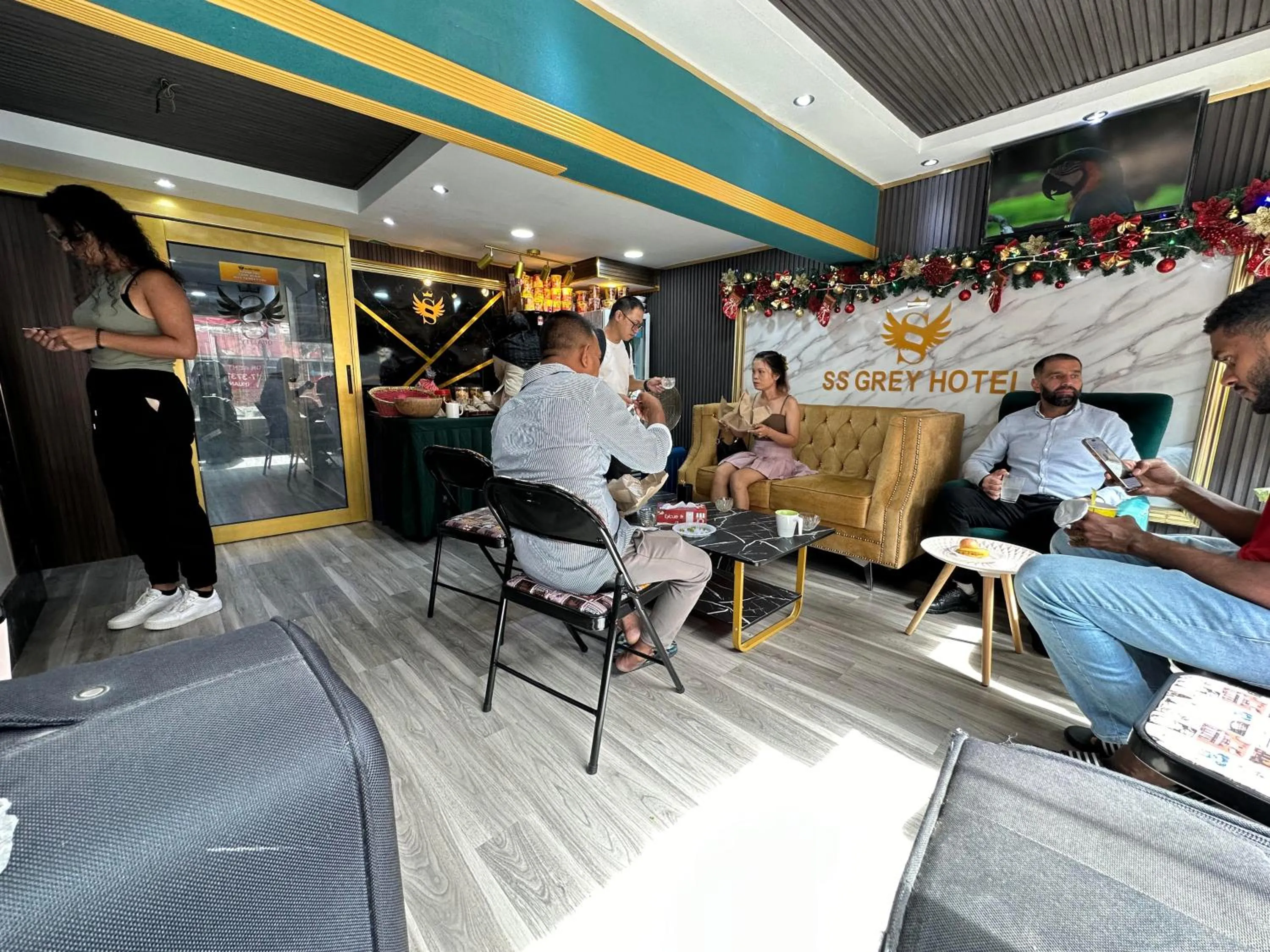 Restaurant/places to eat in SS Grey Hotel