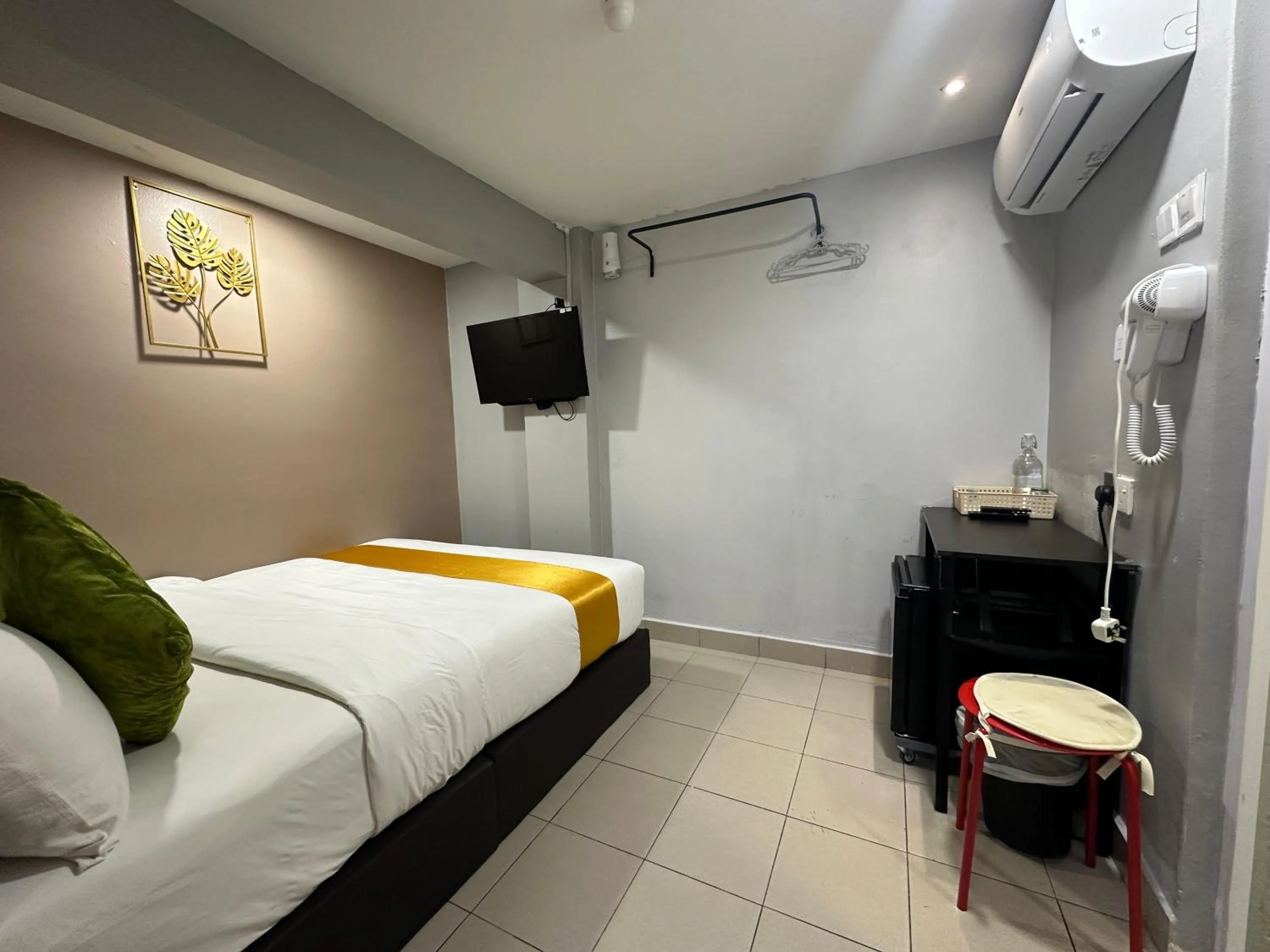 Communal lounge/ TV room, Bed in SS Grey Hotel