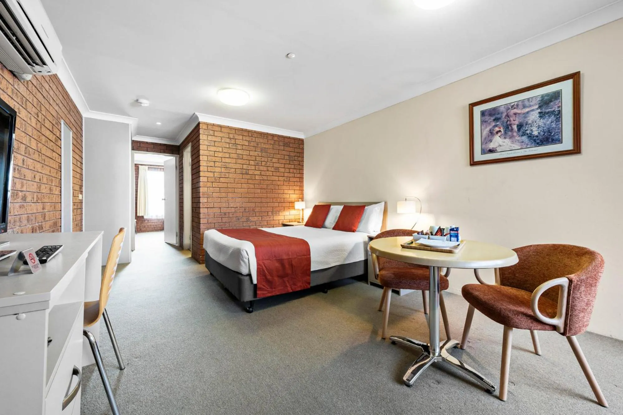 Bed in Bomaderry Motor Inn