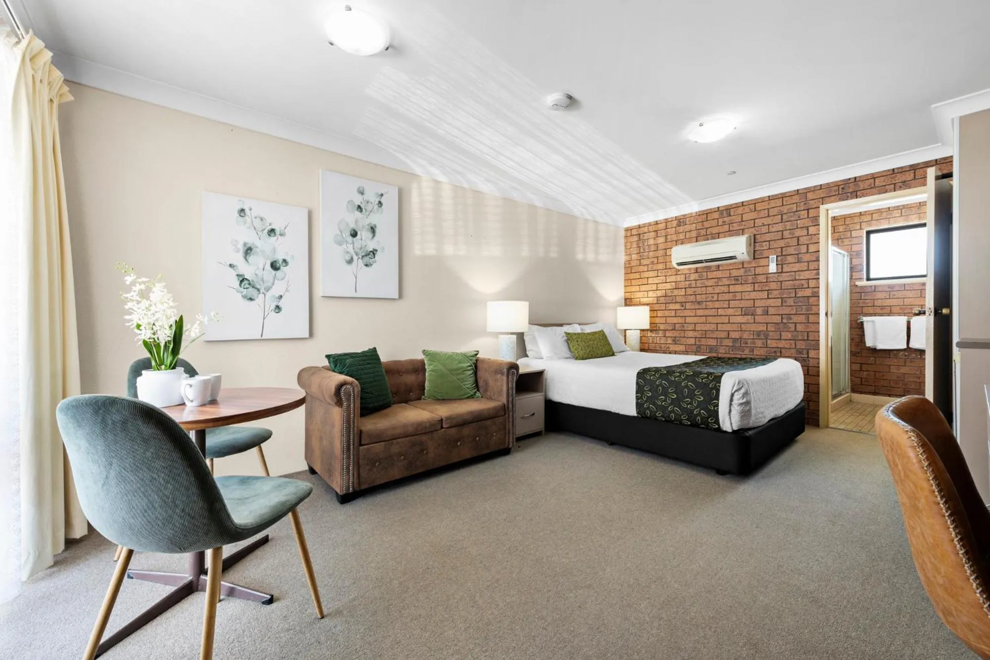 Bathroom, Bed in Bomaderry Motor Inn