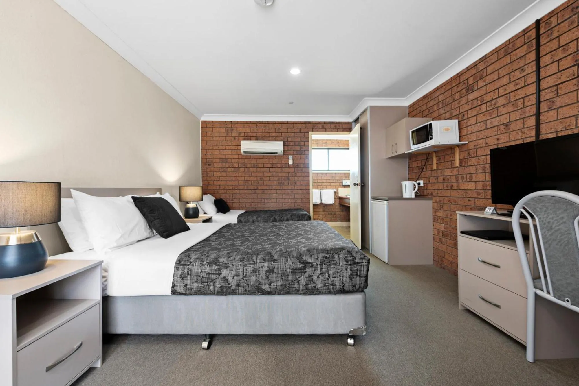 Photo of the whole room, Bed in Bomaderry Motor Inn