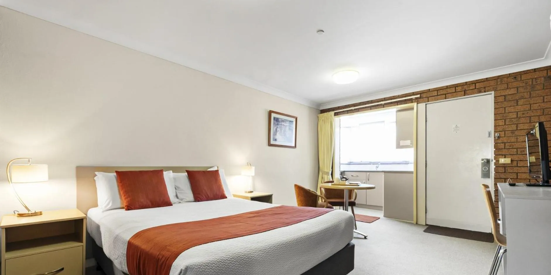 Kitchen or kitchenette, Bed in Bomaderry Motor Inn