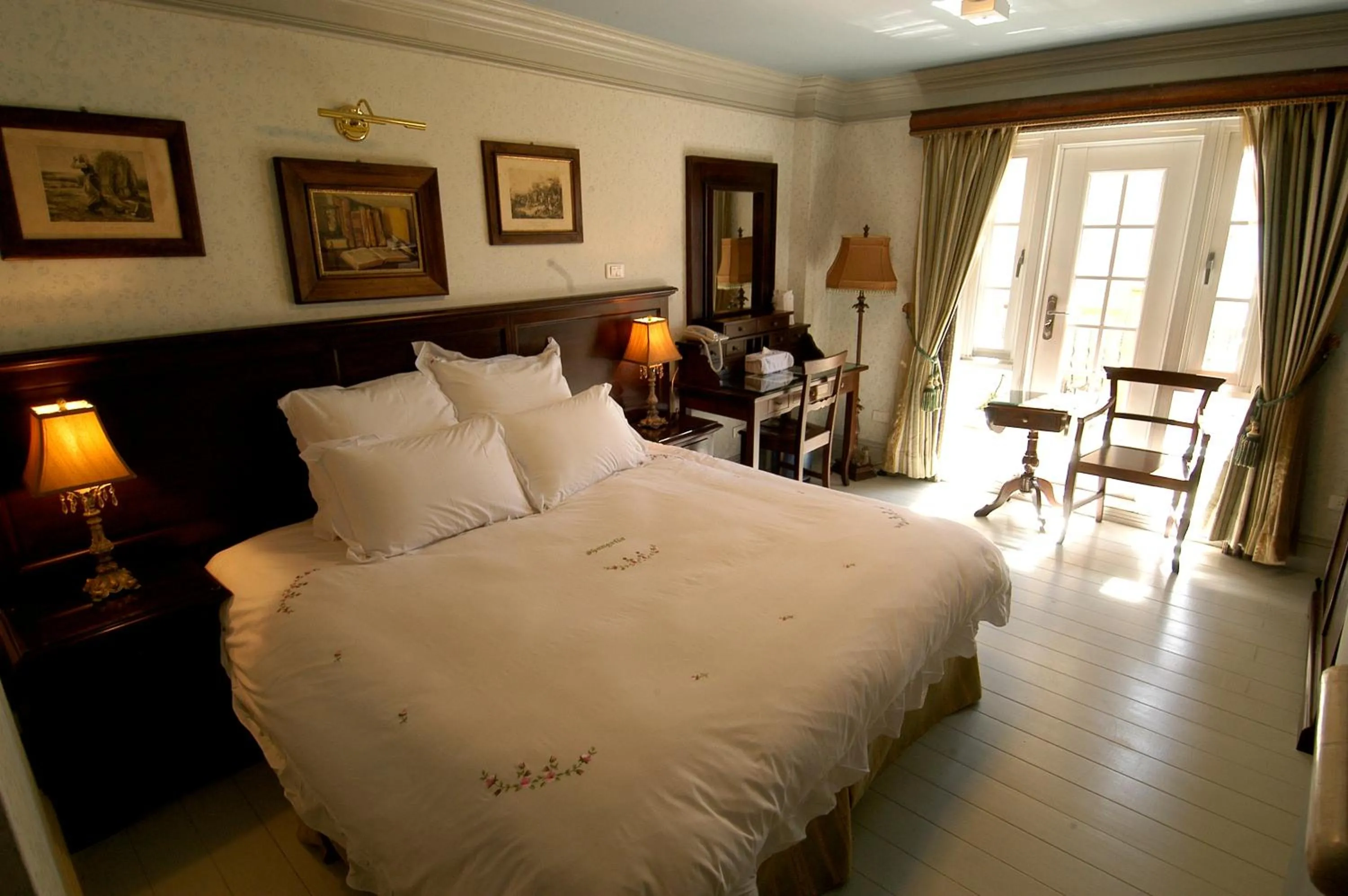Photo of the whole room, Bed in Shangrila Music Villa